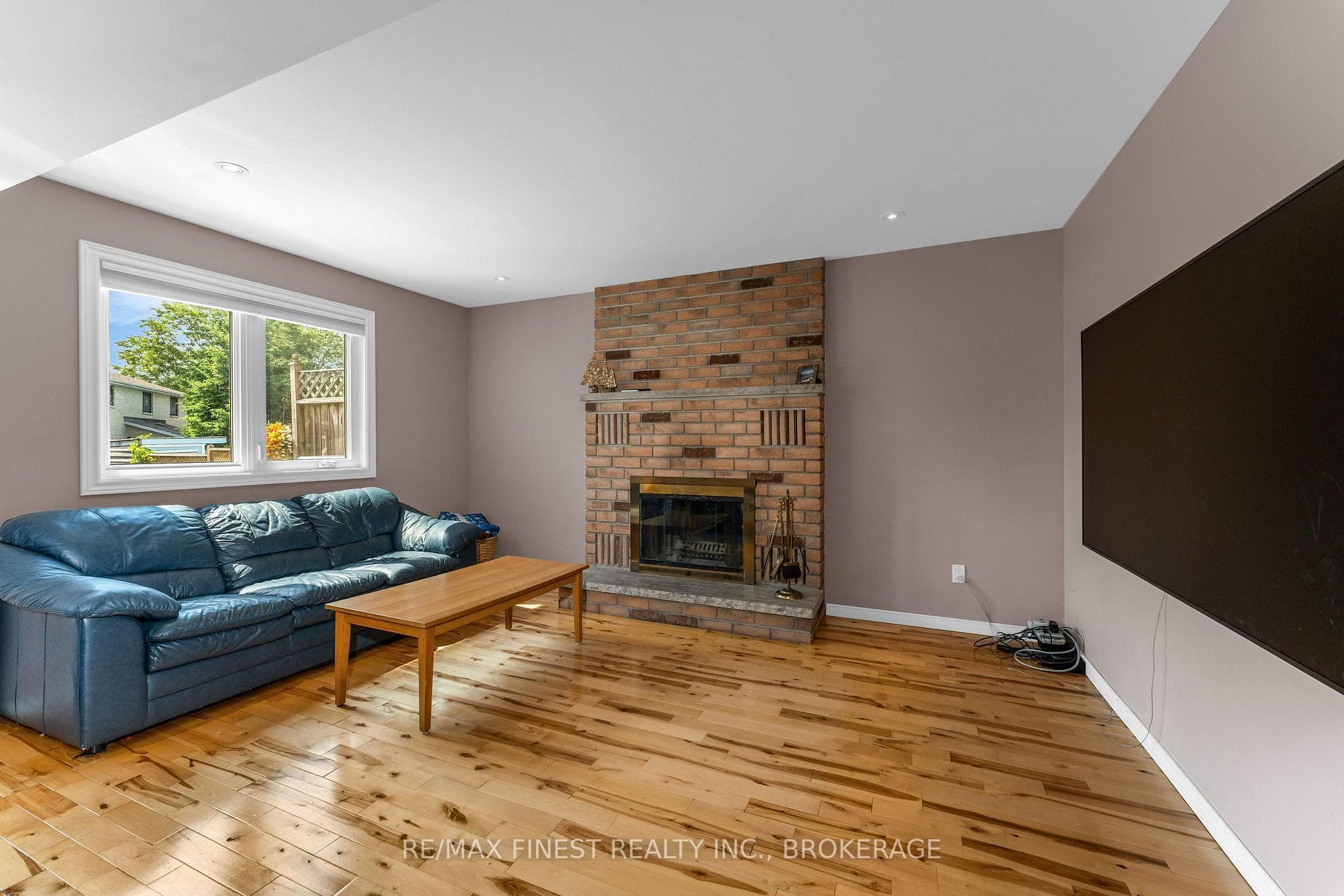 943 Newhall Drive photo 11