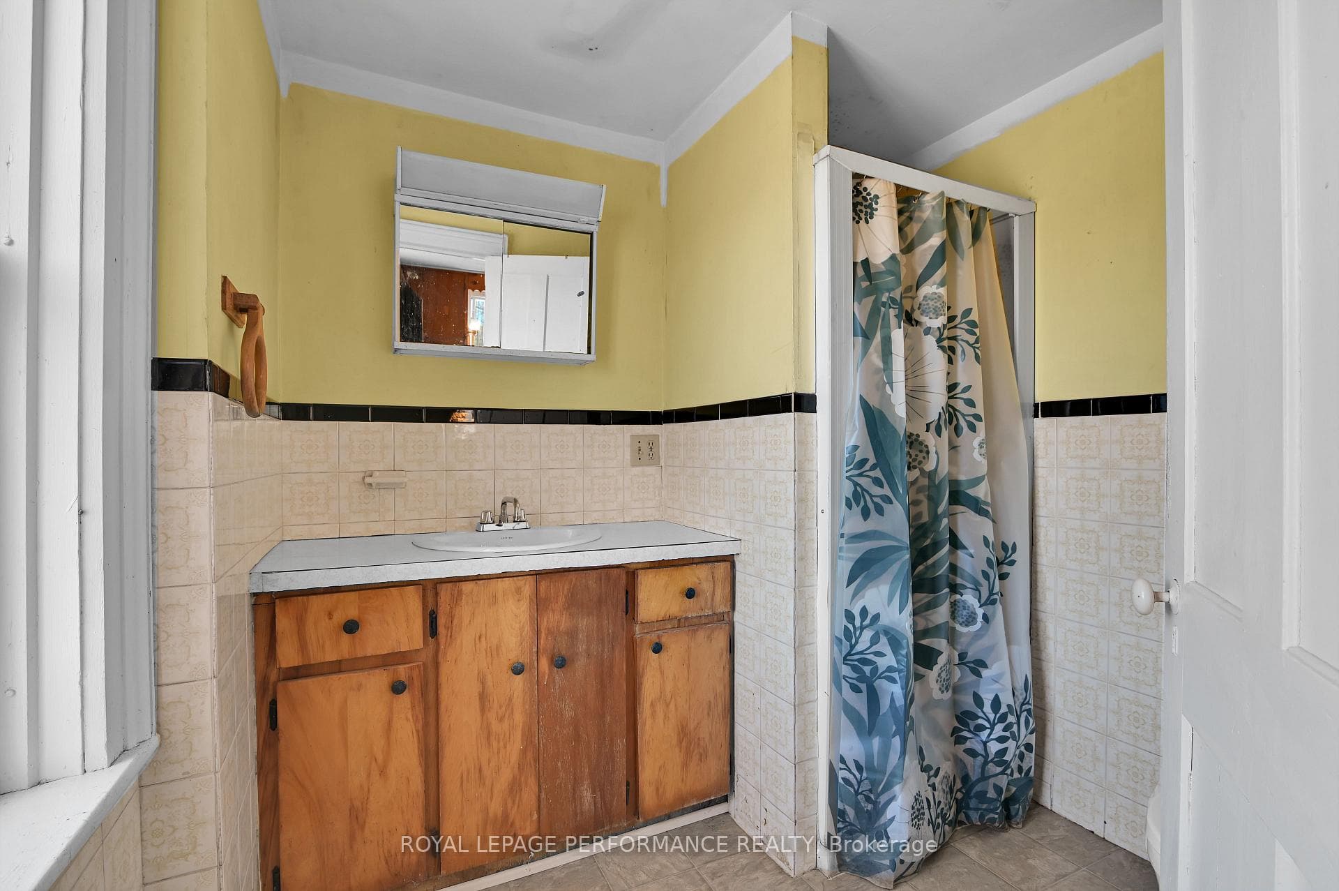 Main level 3 pc Bathroon