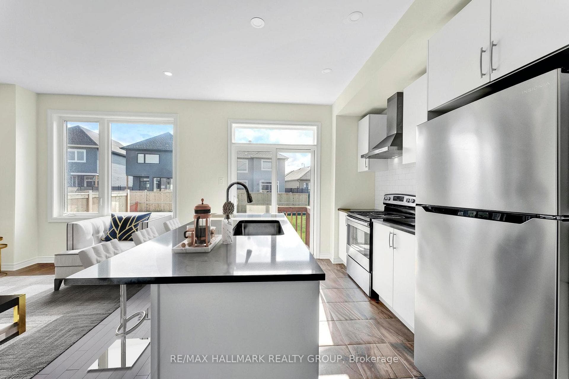 566 Cannes Crescent photo 9