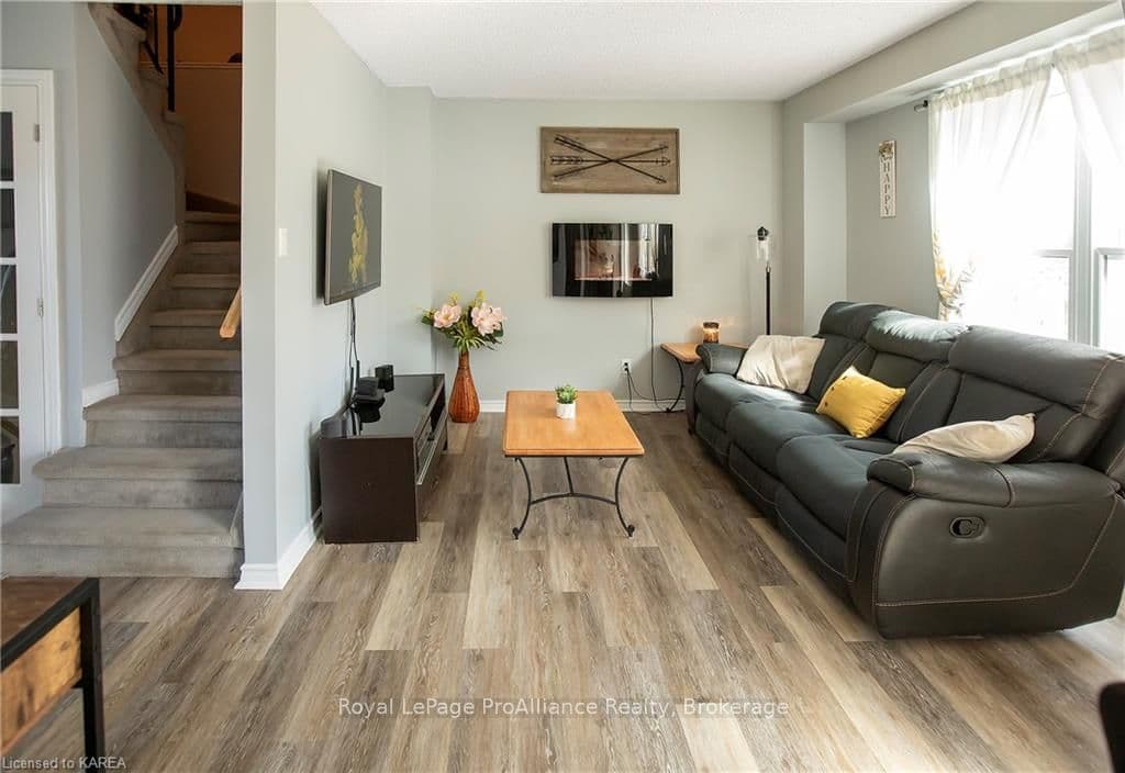 103 GRENADIER Drive photo 12