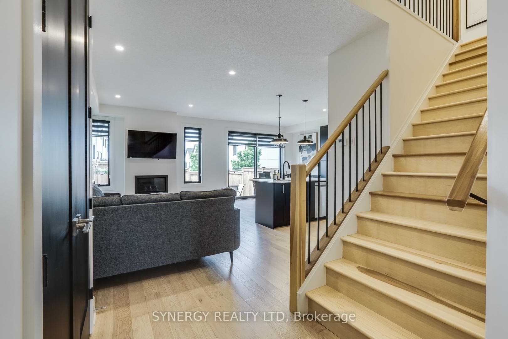 943 Upperpoint Avenue photo 8
