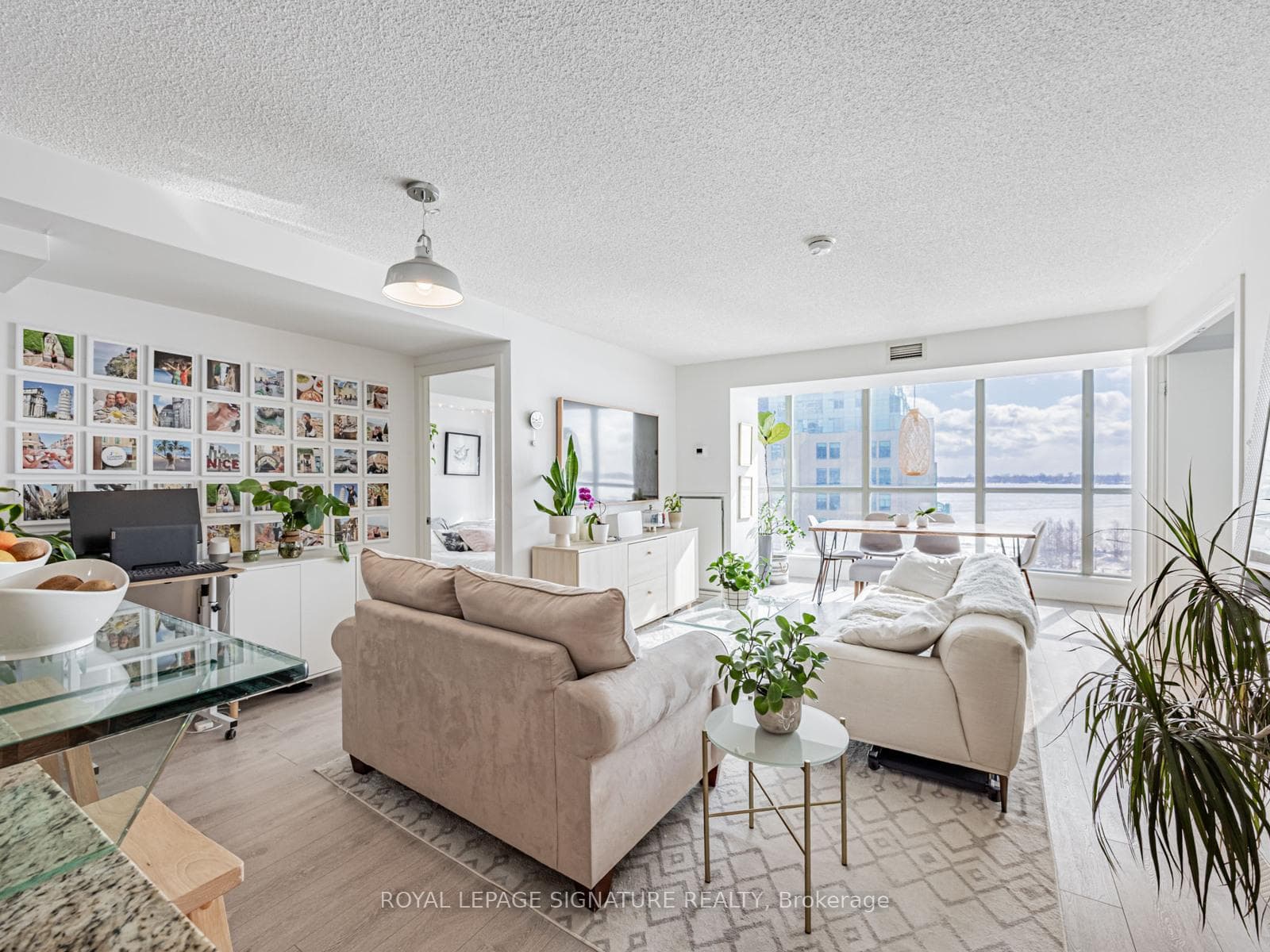 208 Queens Quay Unit 807 photo 3