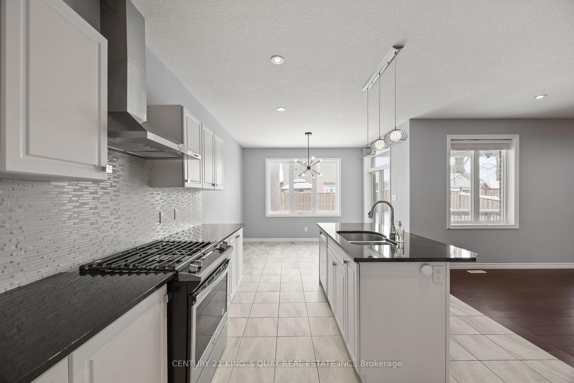 471 Sophia Crescent photo 13