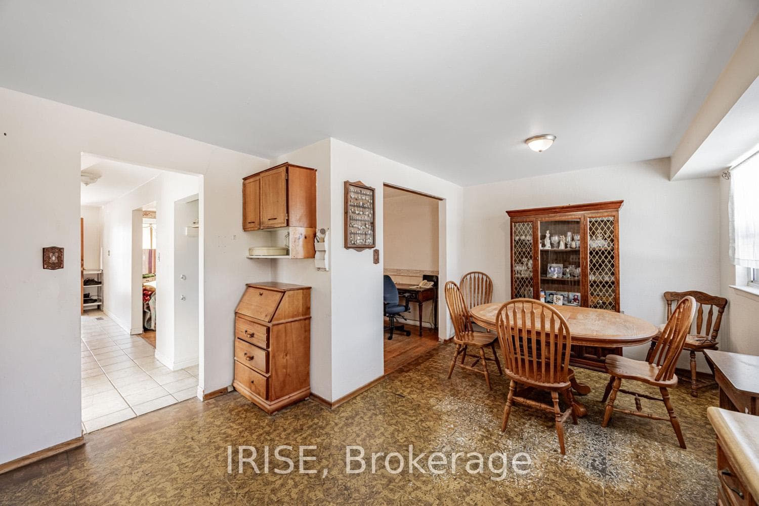 1223 Napier Crescent photo 2