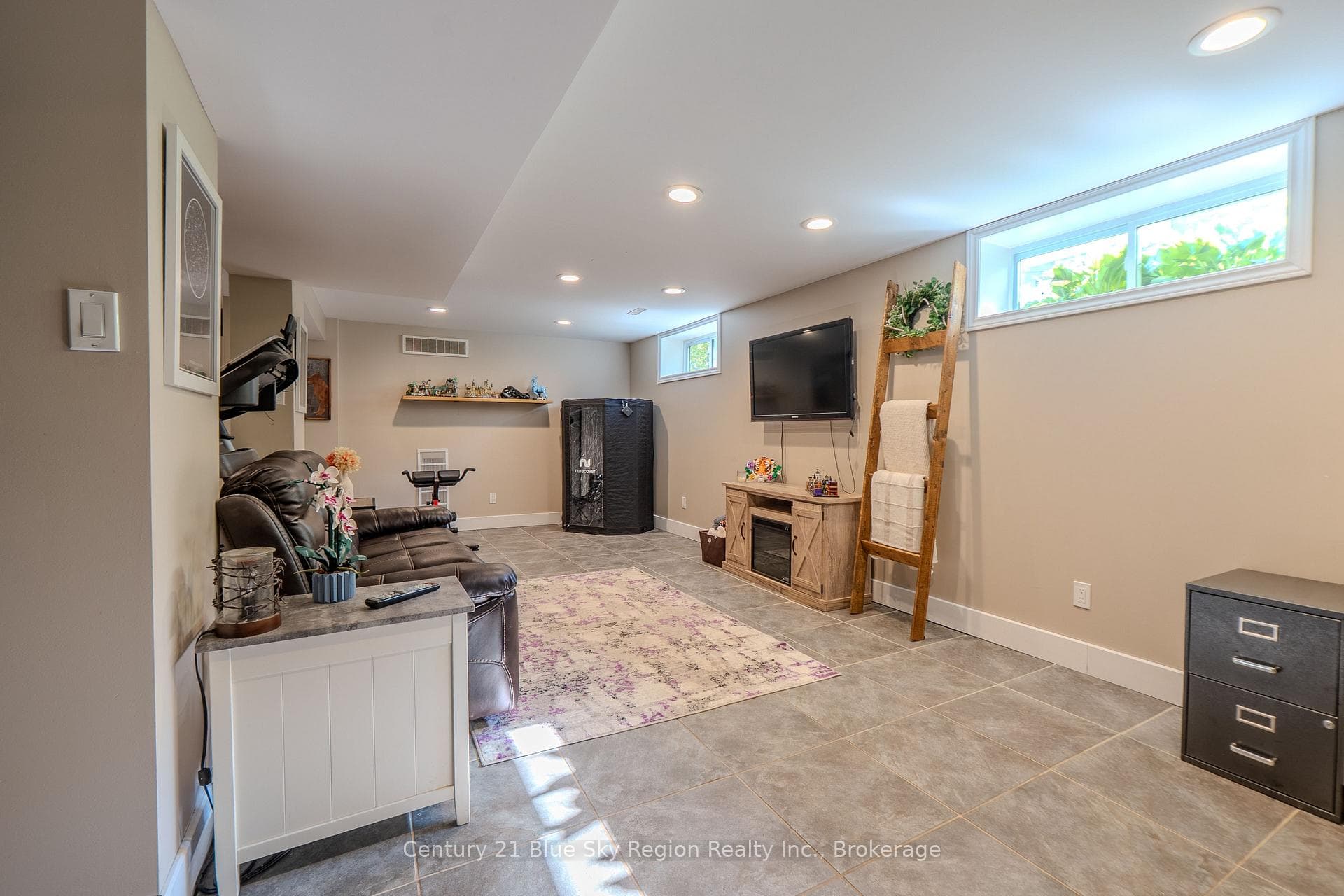 326 Leonard Street photo 25