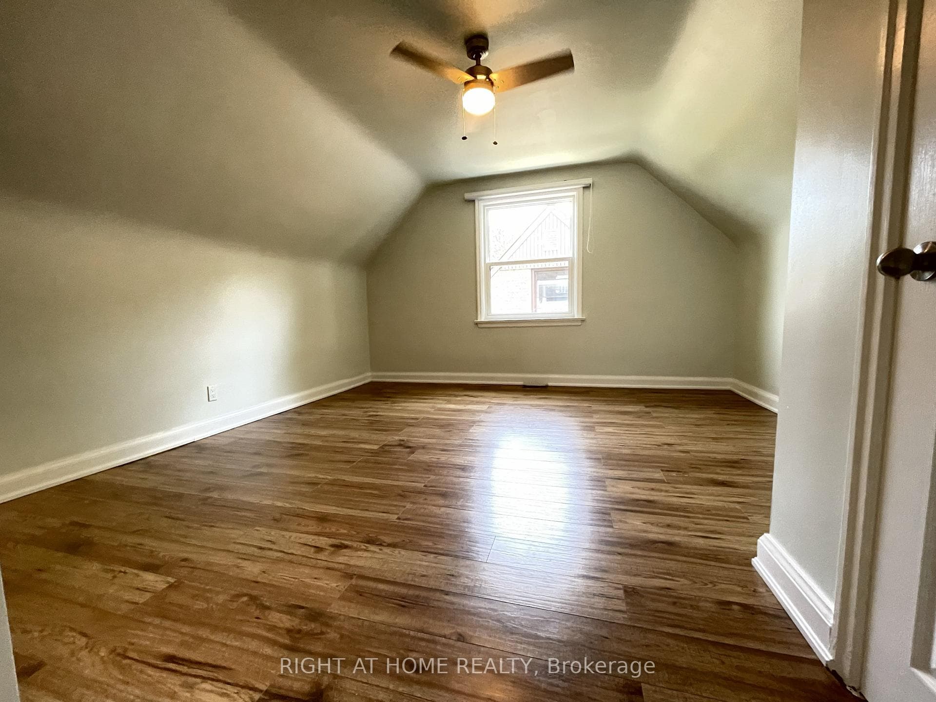 230 Martin Grove Road photo 13