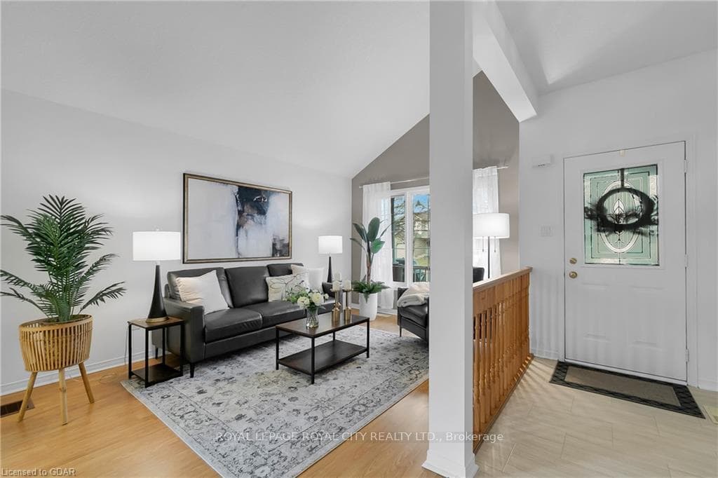 75 Colbourne Crescent photo 5