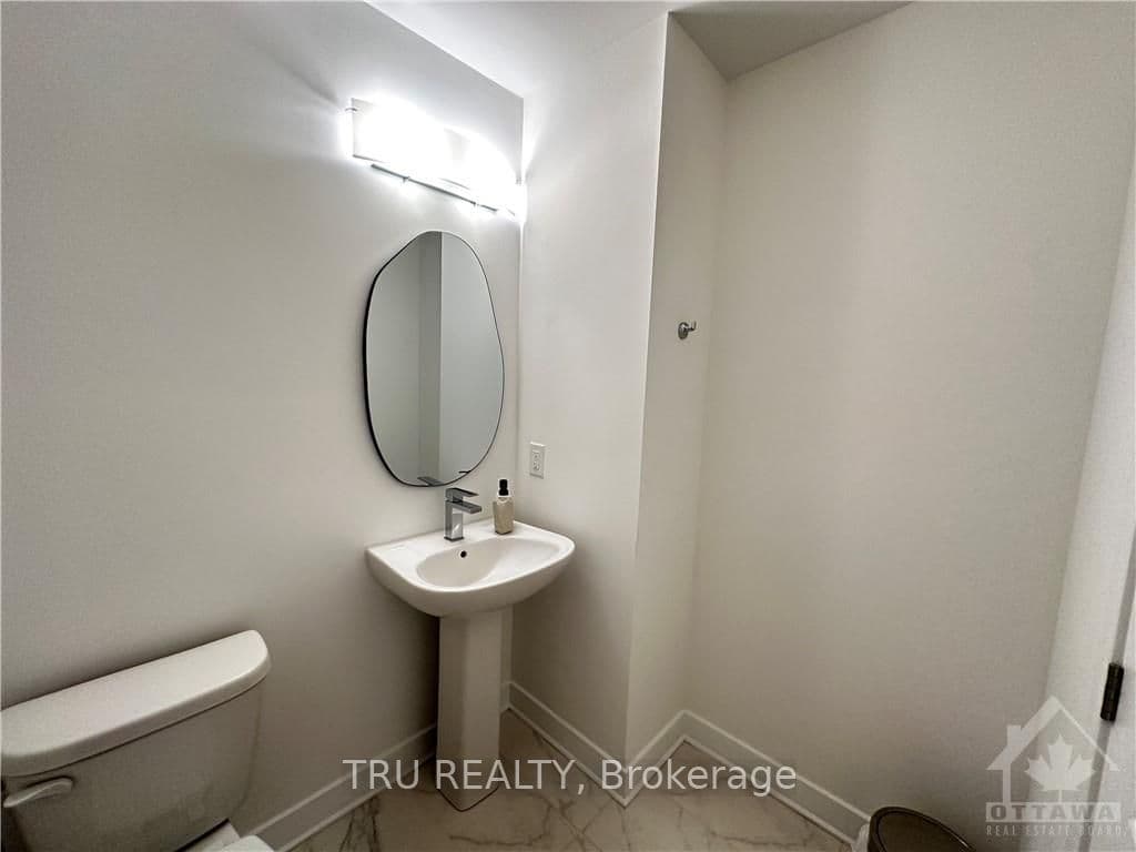 313 WHITHAM Crescent photo 9