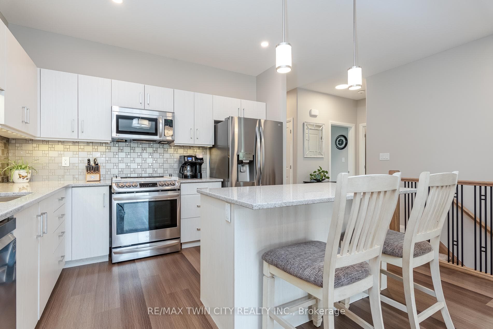 82 Rowe Avenue photo 6