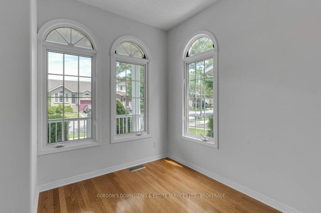 977 Rainbow Crescent photo 4