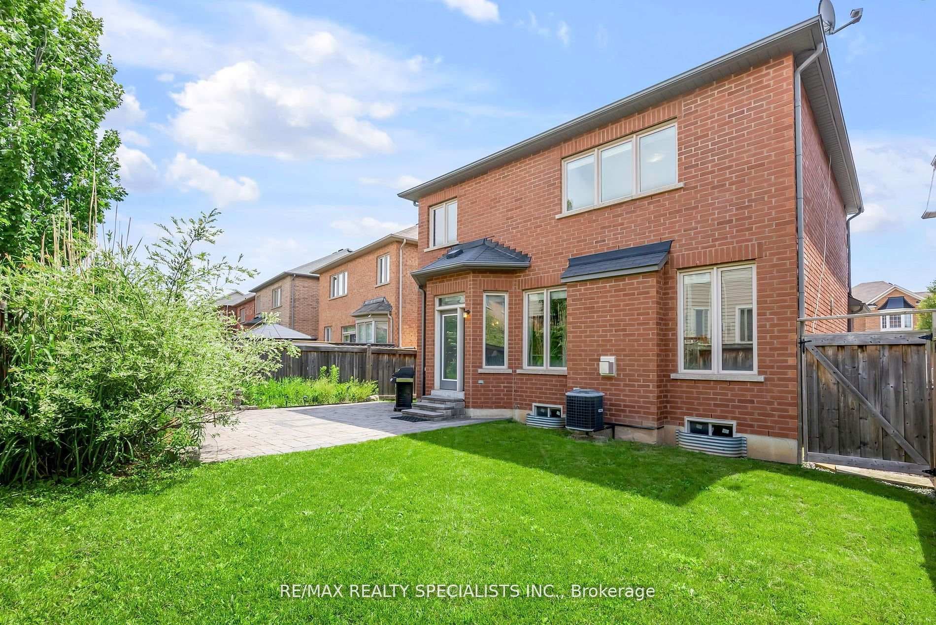 192 Giddings Crescent photo 36