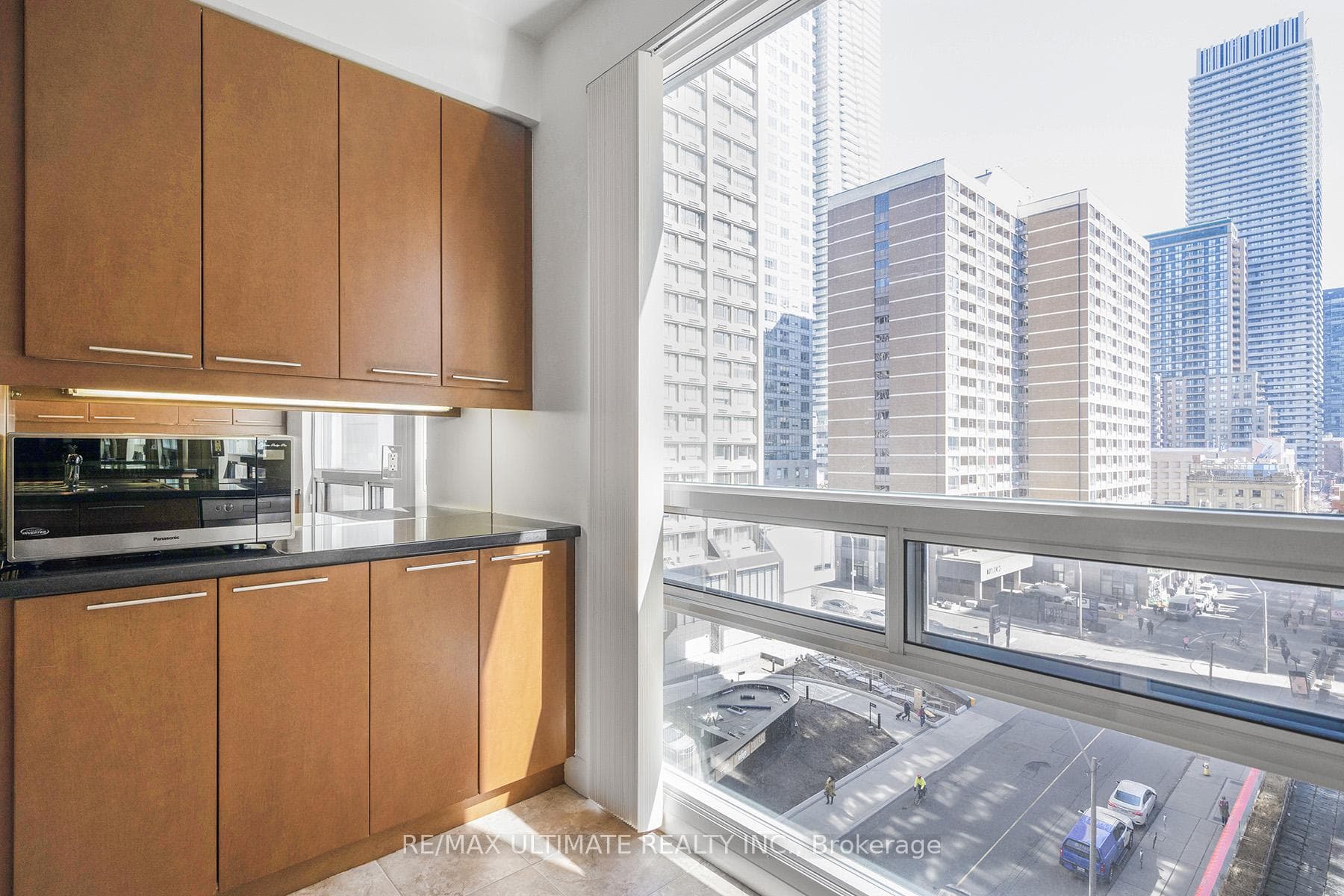 1121 Bay Street Unit 707 photo 7