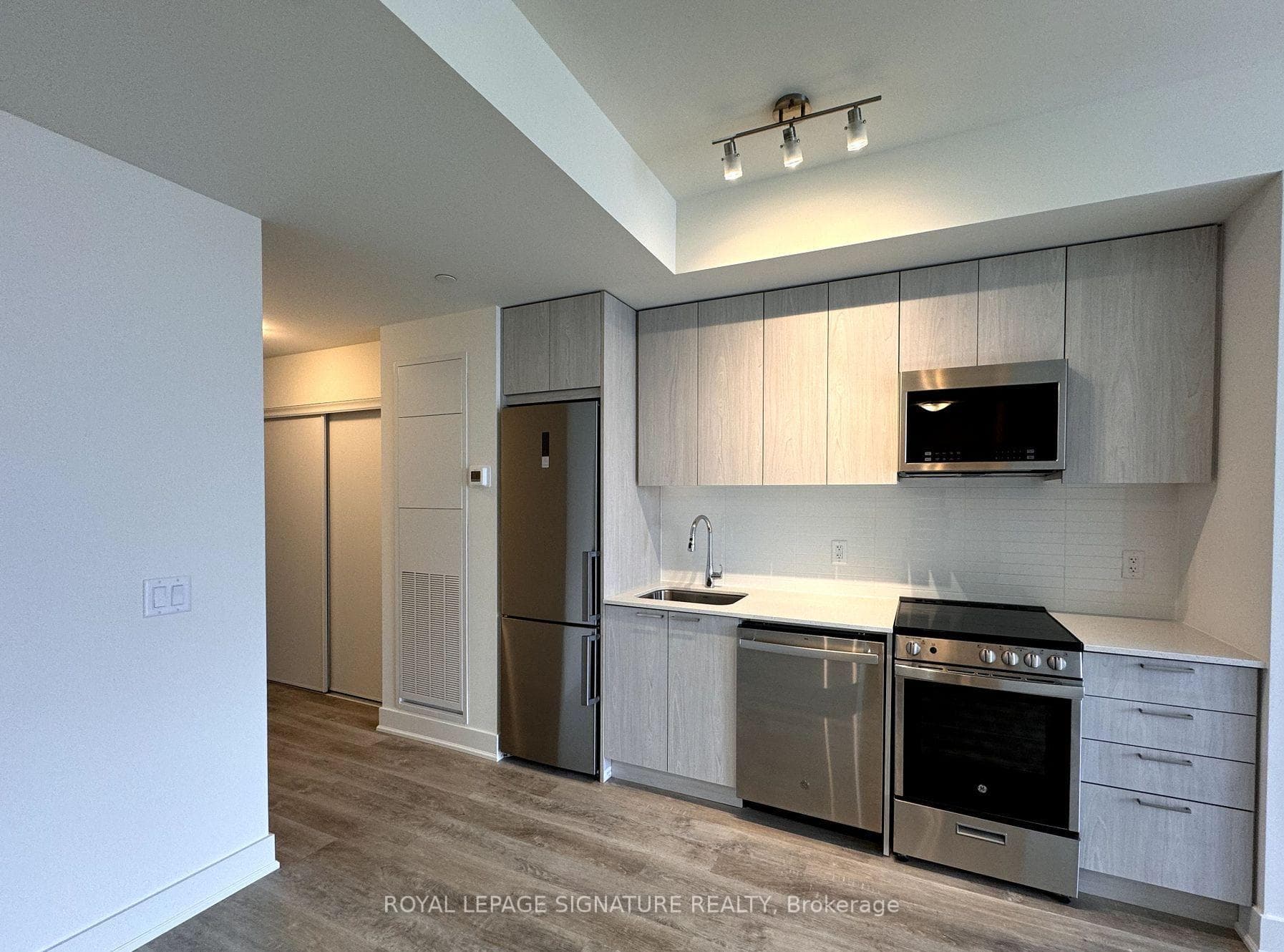185 Deerfield Road Unit 1302 photo 4