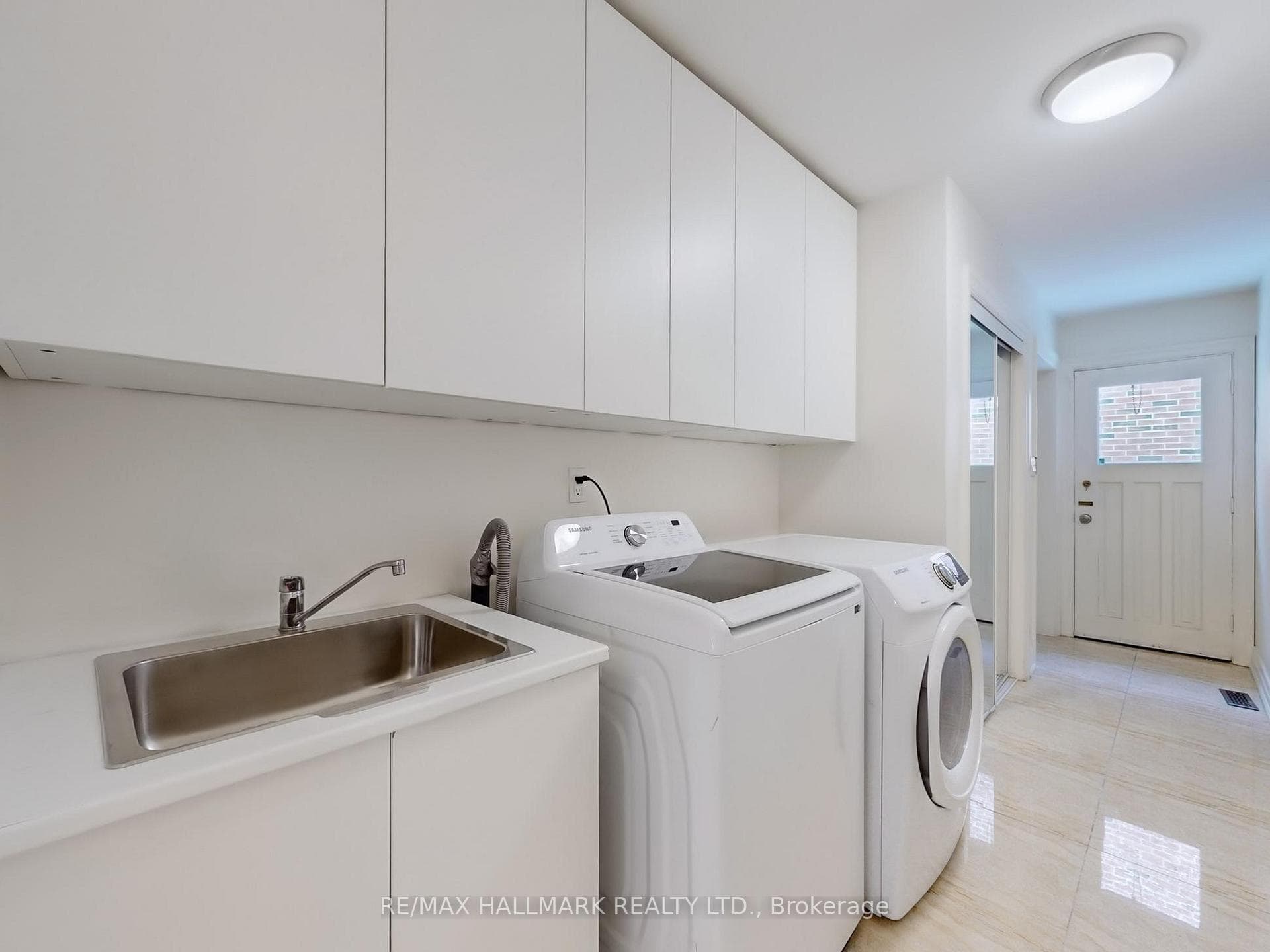 235 Old Yonge Street photo 18