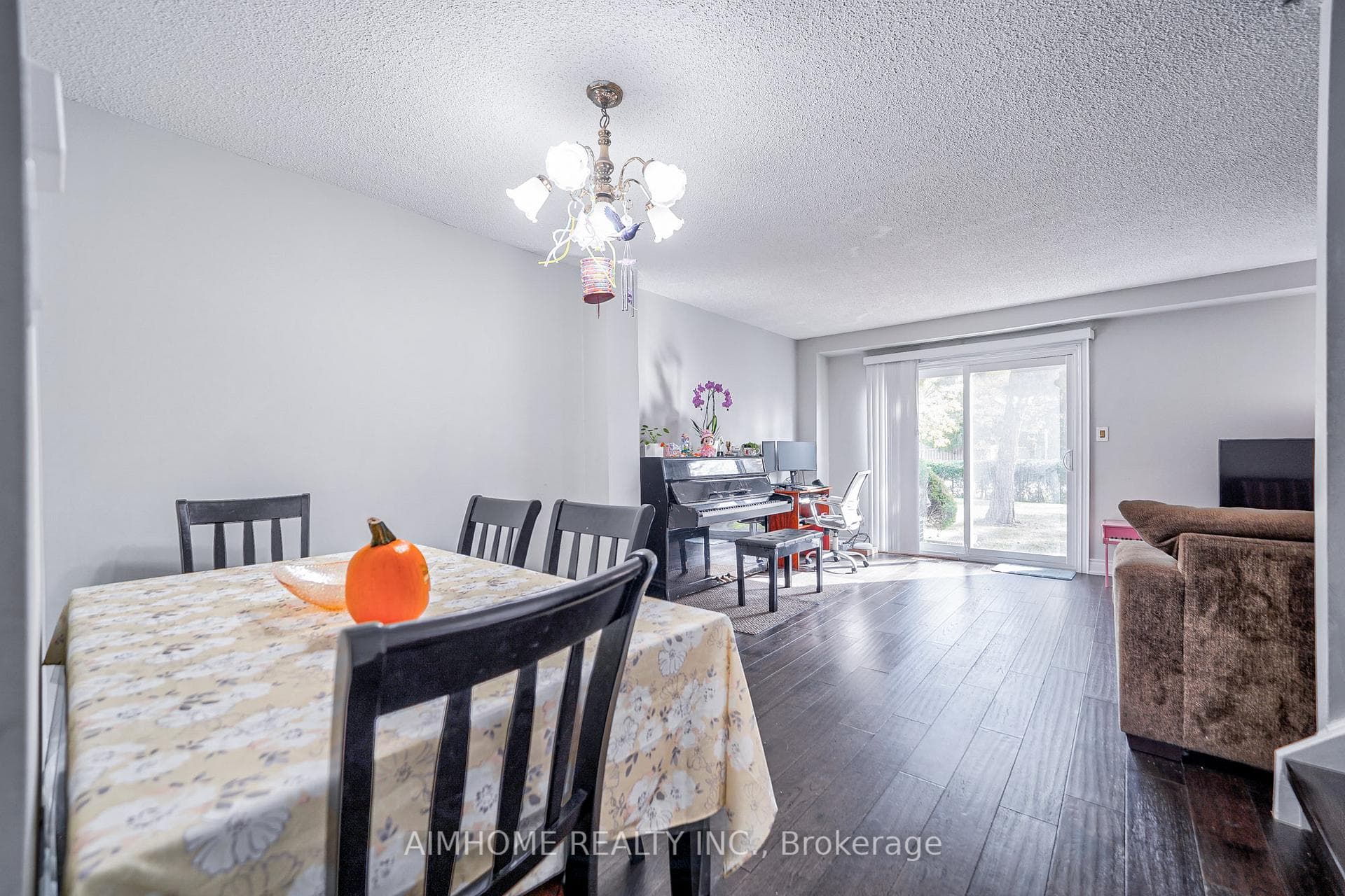 1692 John Street photo 9