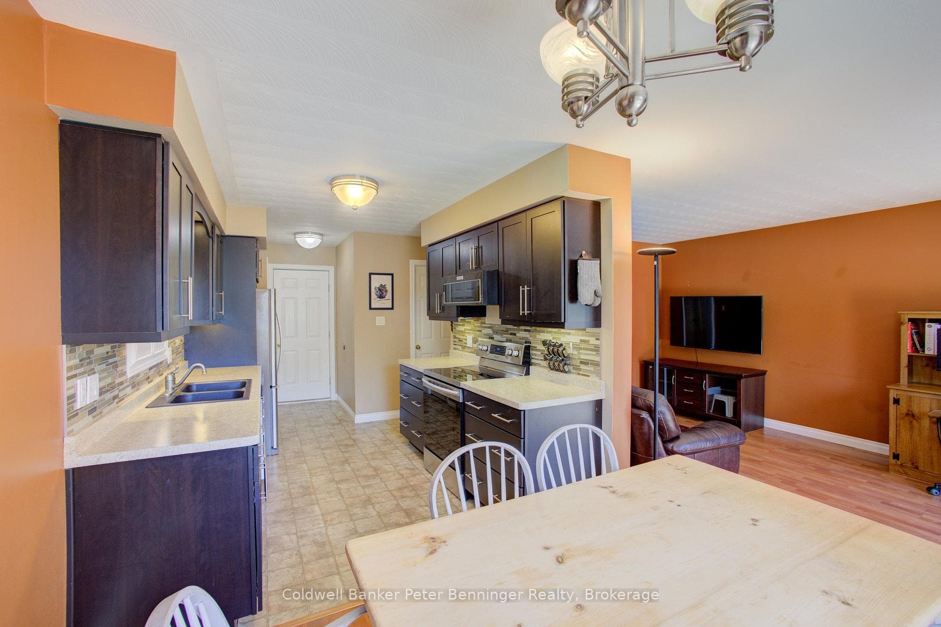 737 Mackendrick Drive photo 12