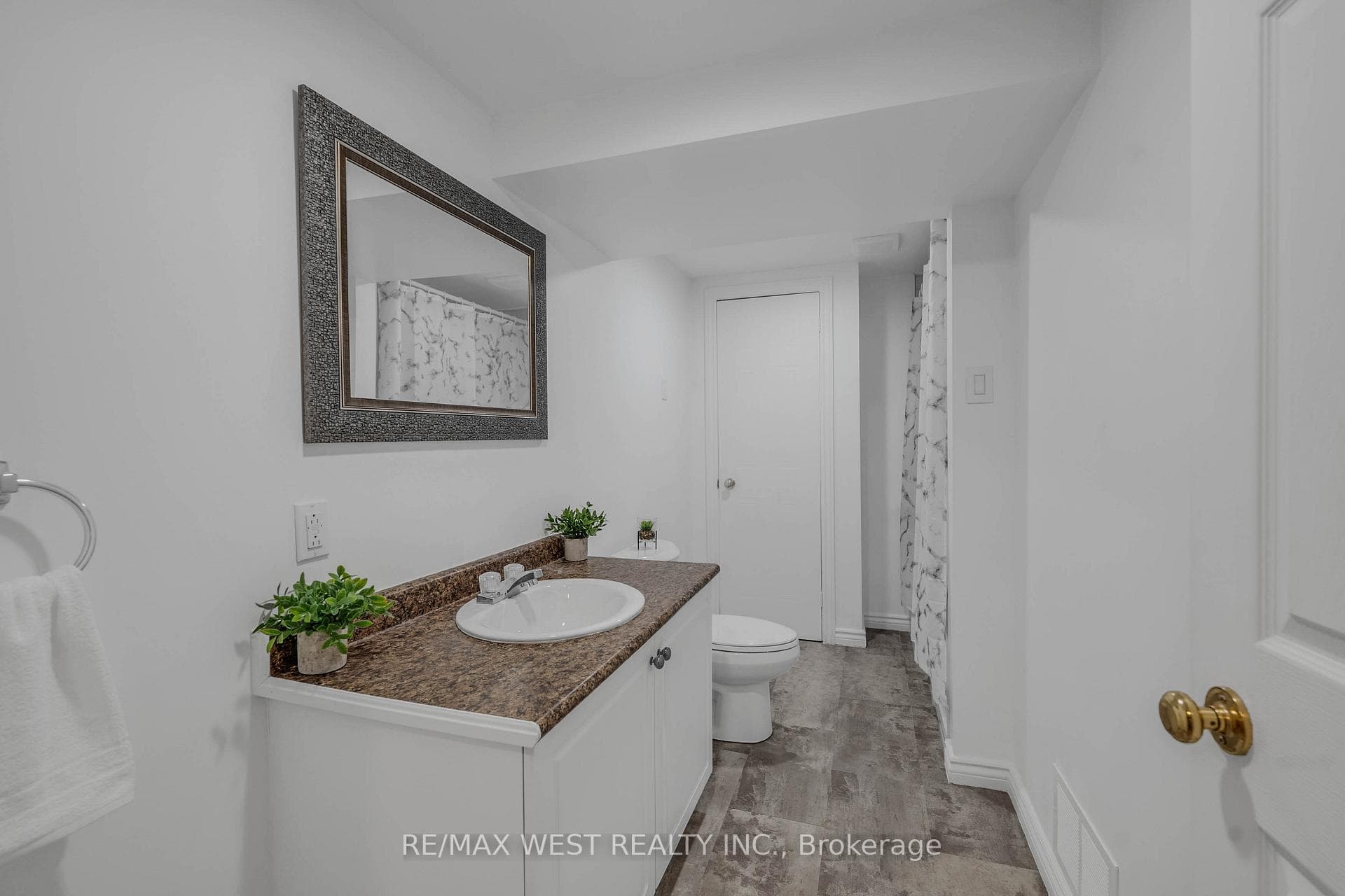 203 Elizabeth Crescent photo 32