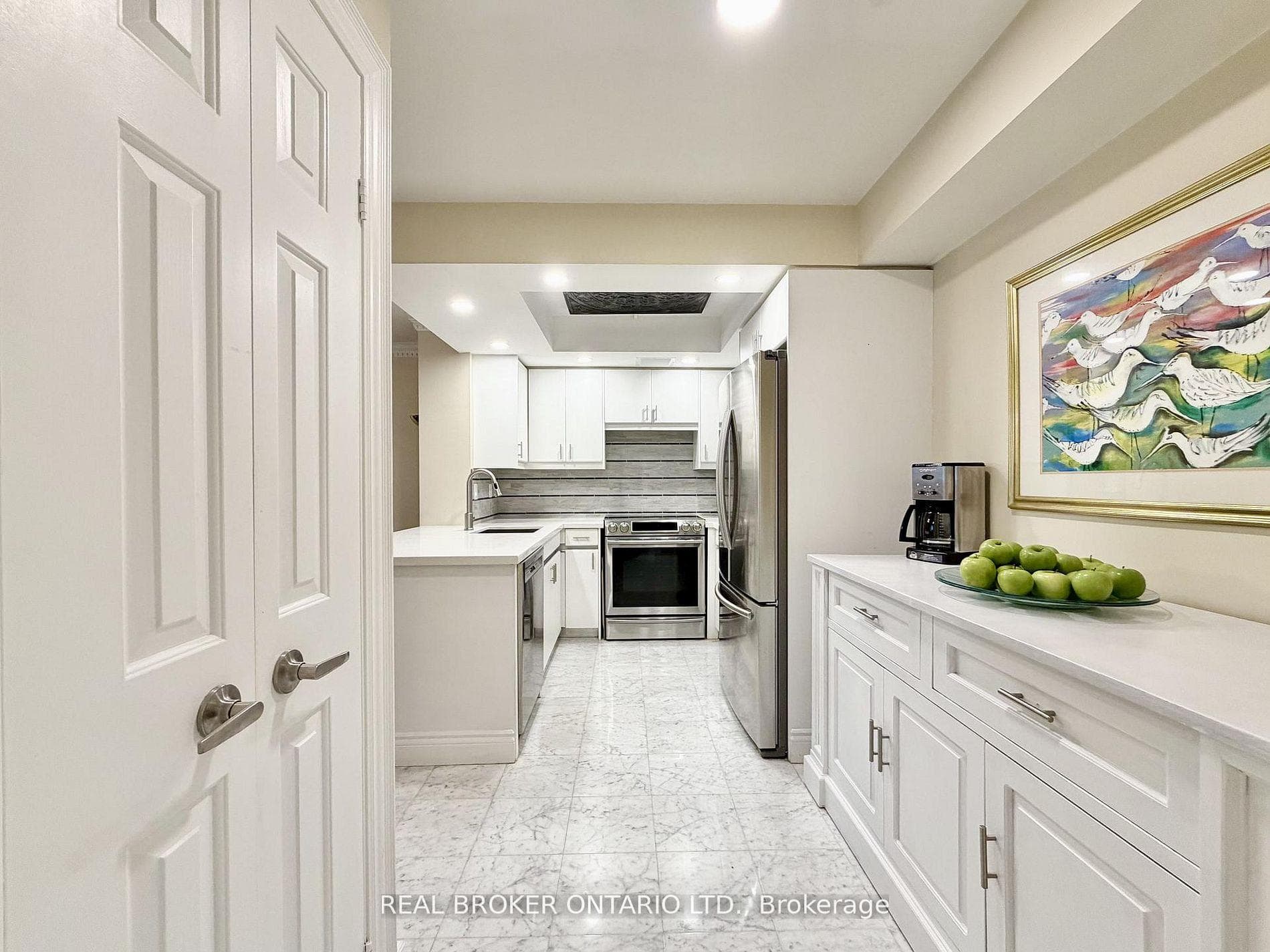 130 Carlton Street Unit 602 photo 4