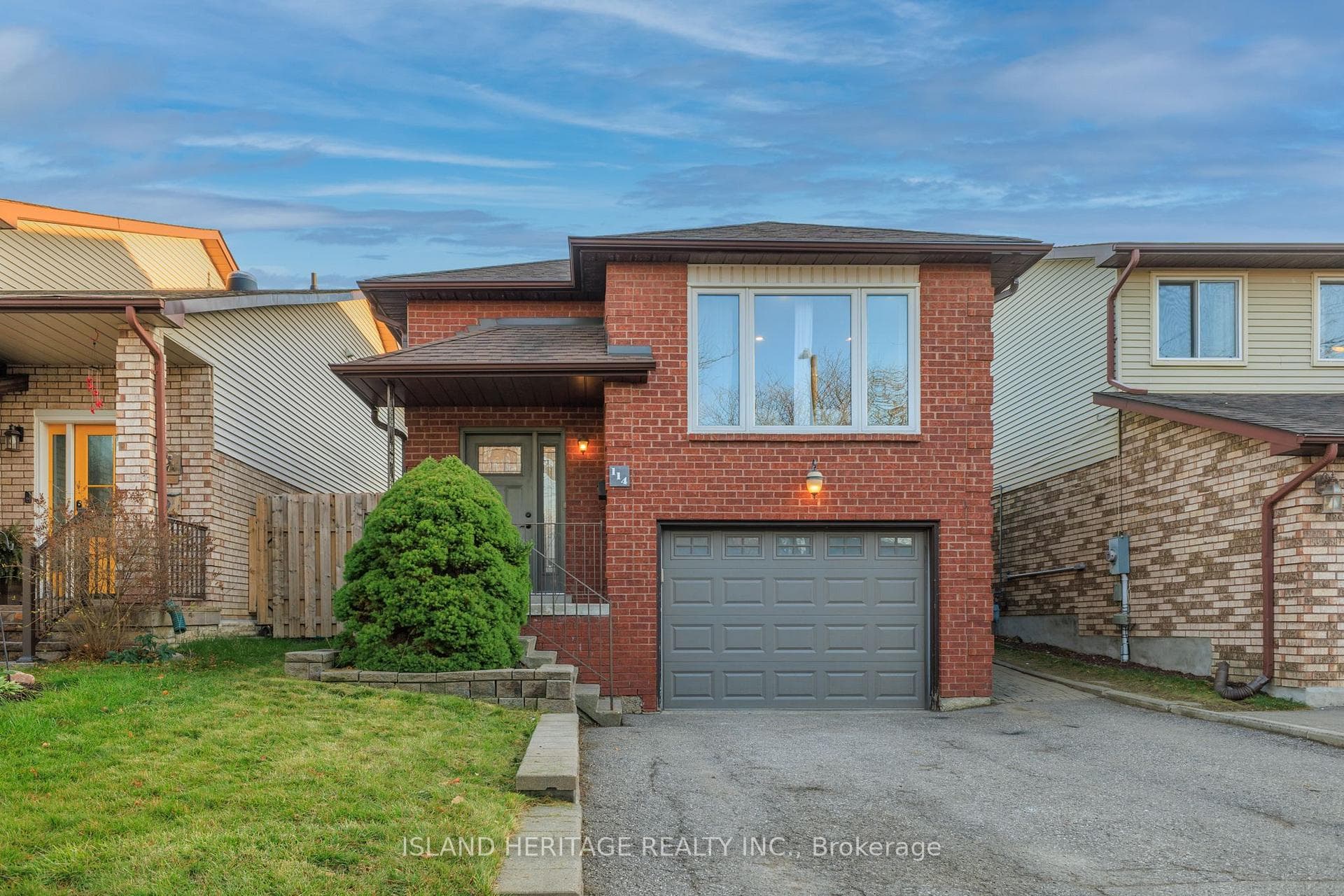 114 Turnberry Crescent photo 1