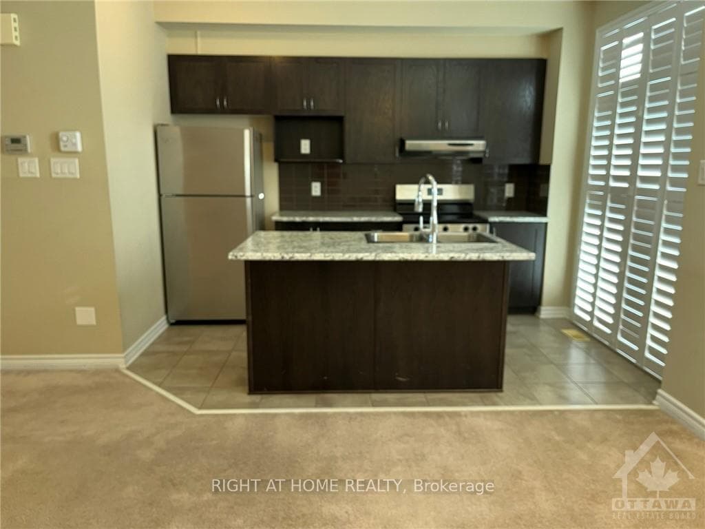 643 LAURALEAF Crescent photo 10