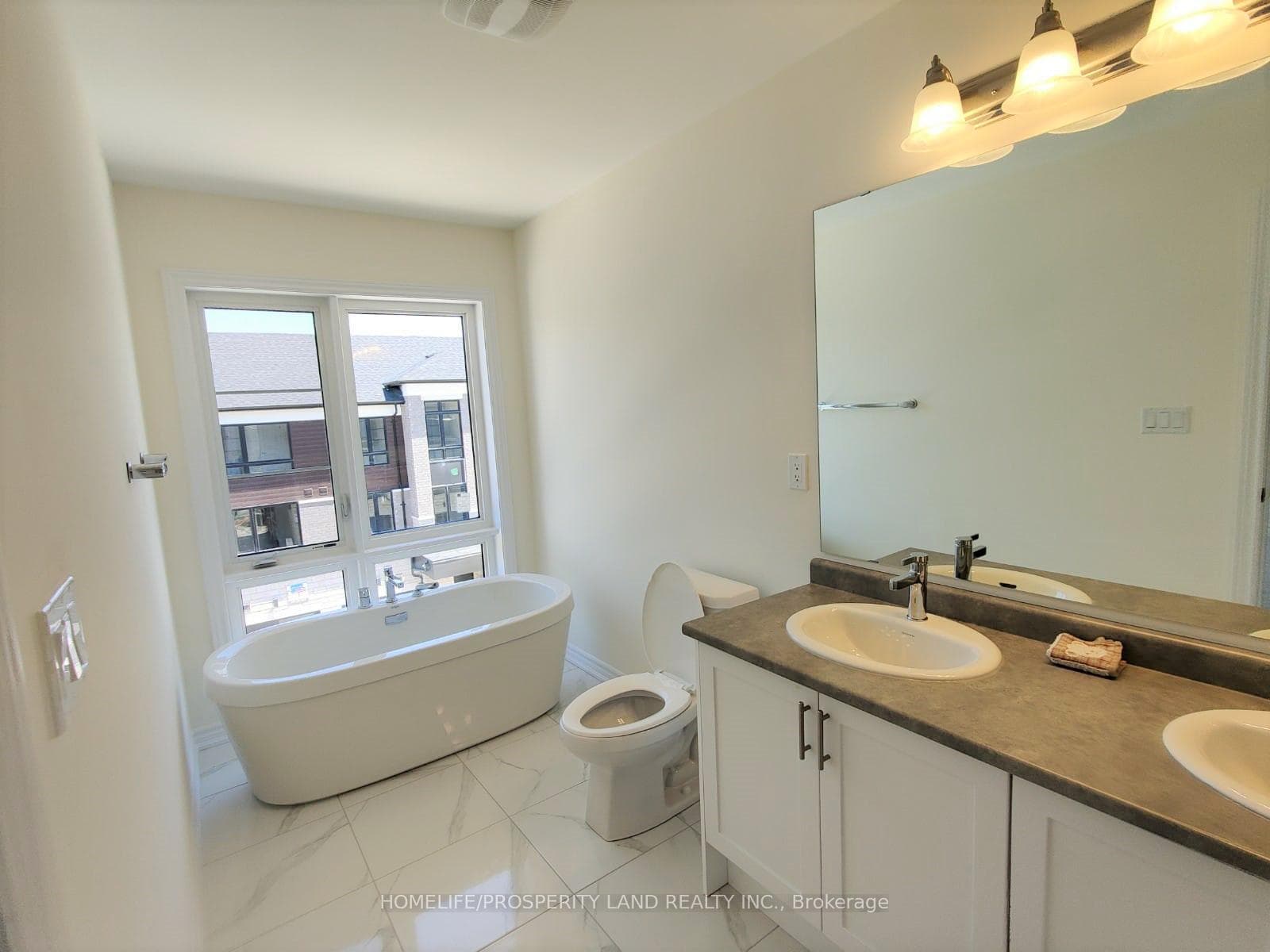 6717 Thickson Road photo 11