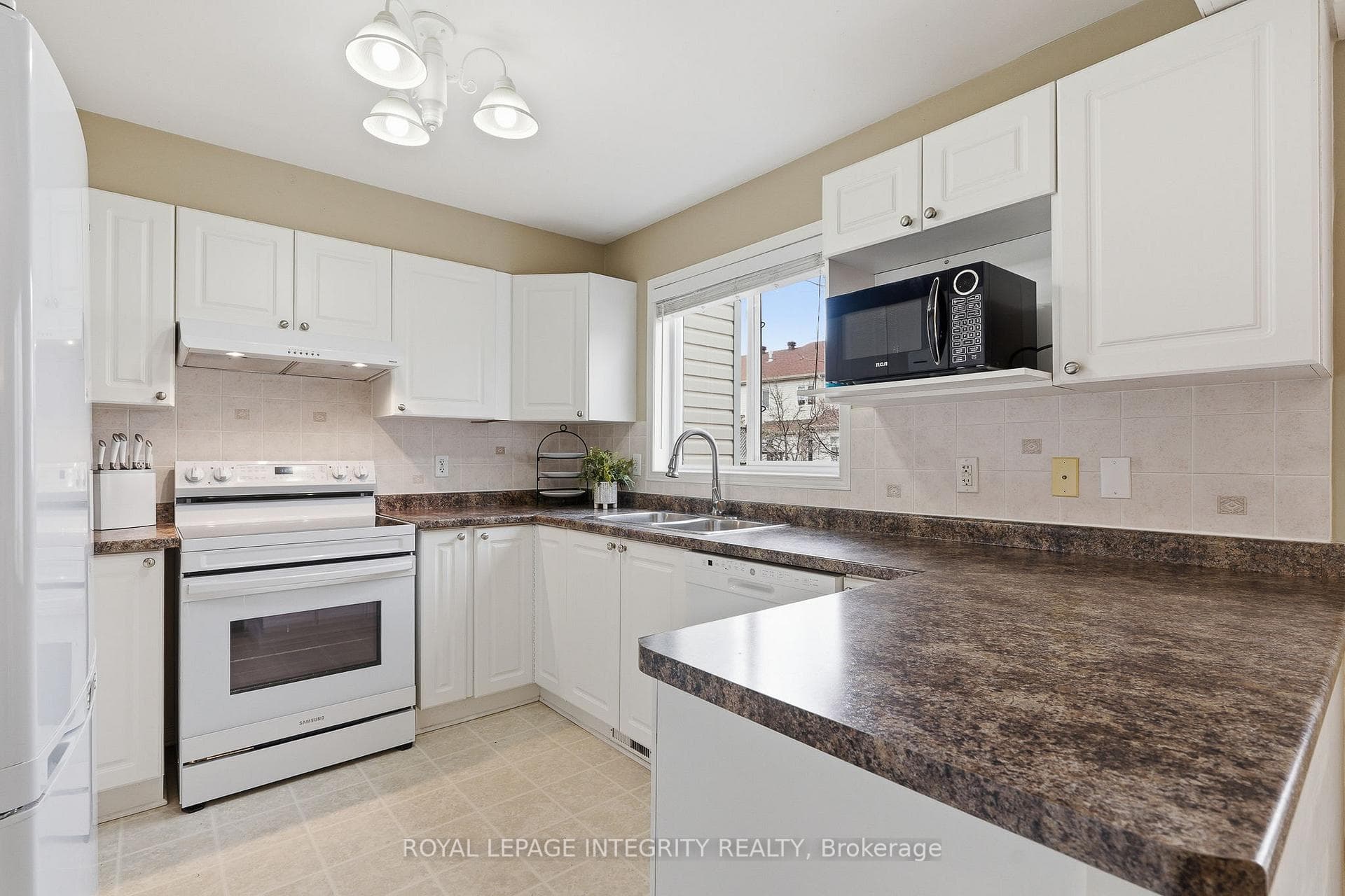 1073 Brasseur Crescent photo 14
