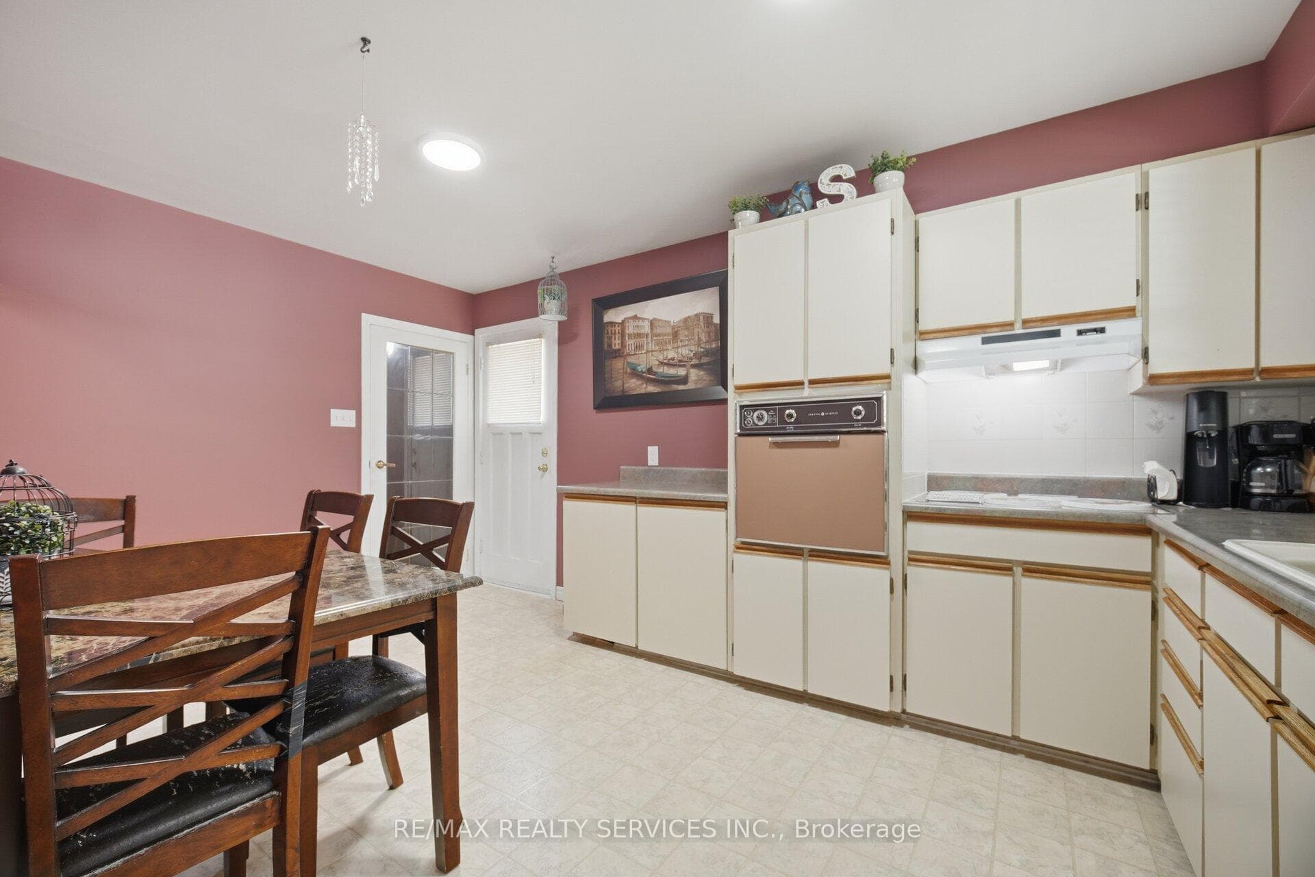 15 Ferndale Crescent photo 17