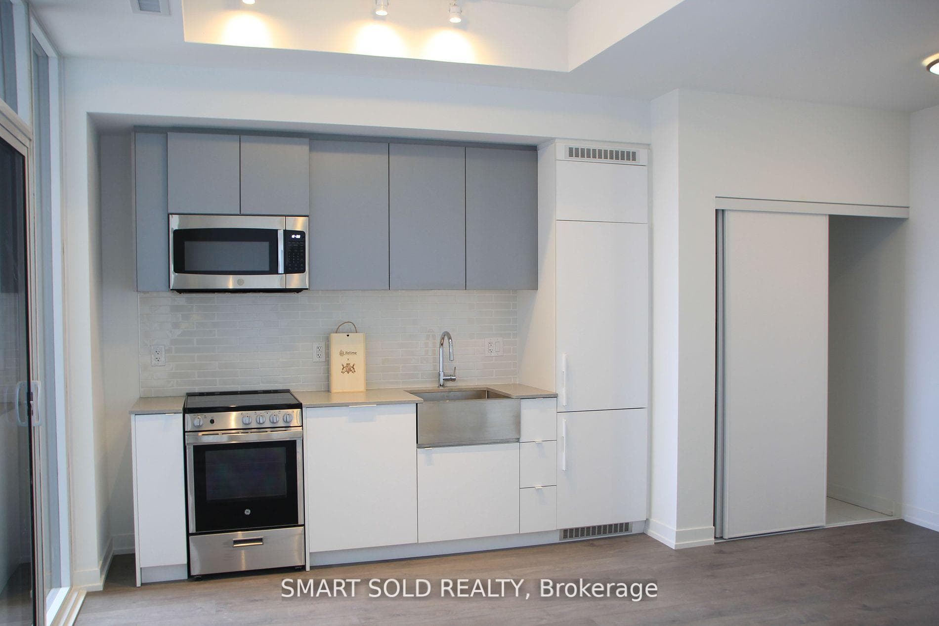 270 Dufferin Street Unit 502 photo 9