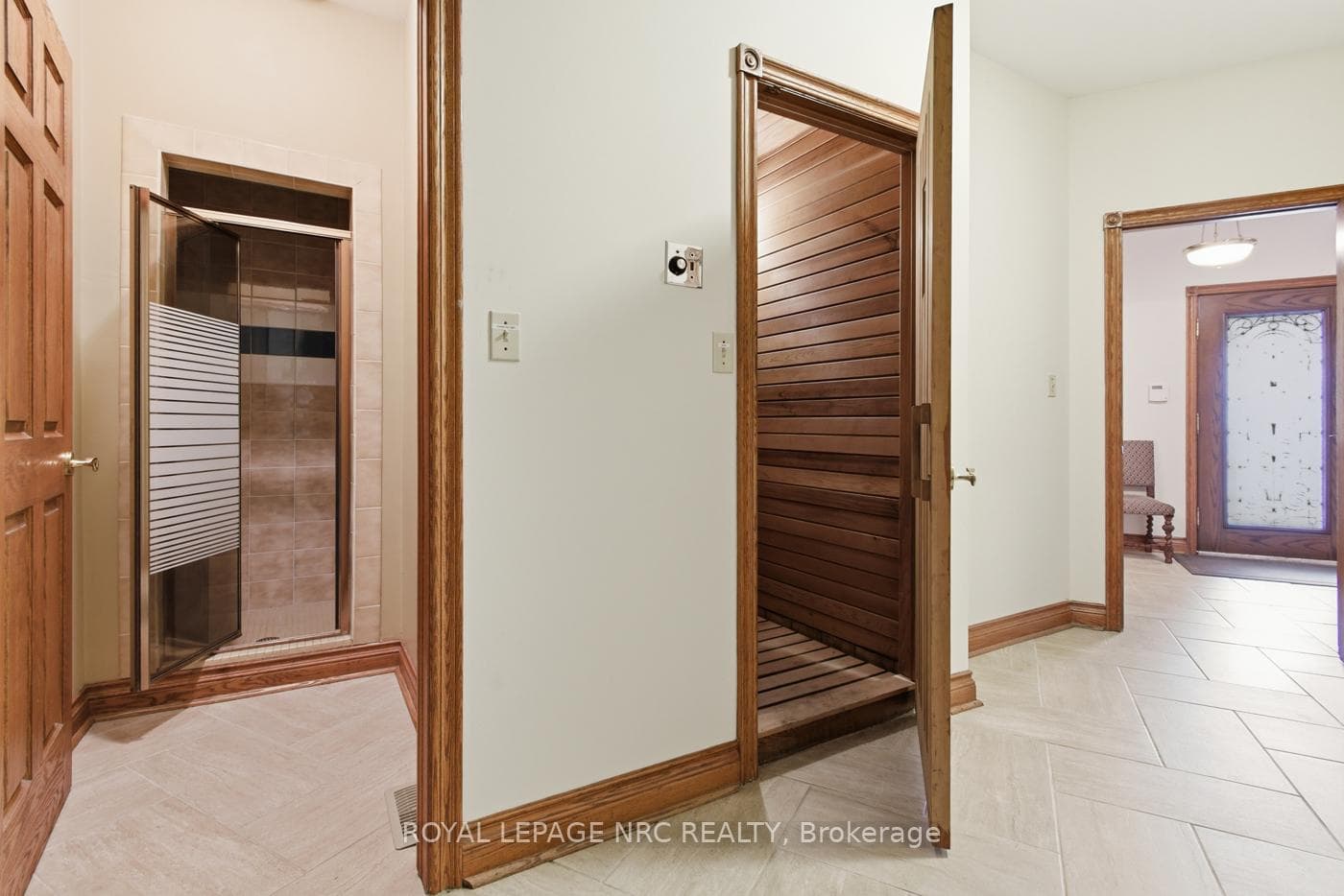 Shower/10 pp sauna off mudroom w backyard access