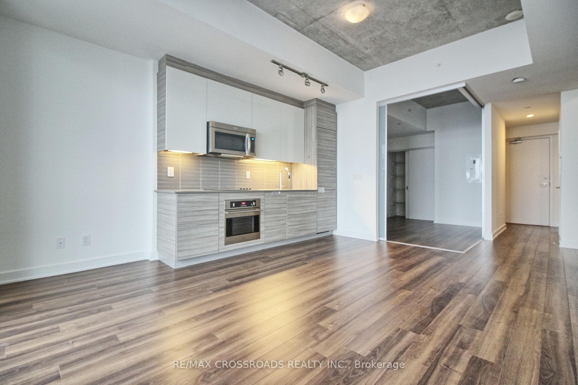 210 simcoe Street Unit 2404 photo 5