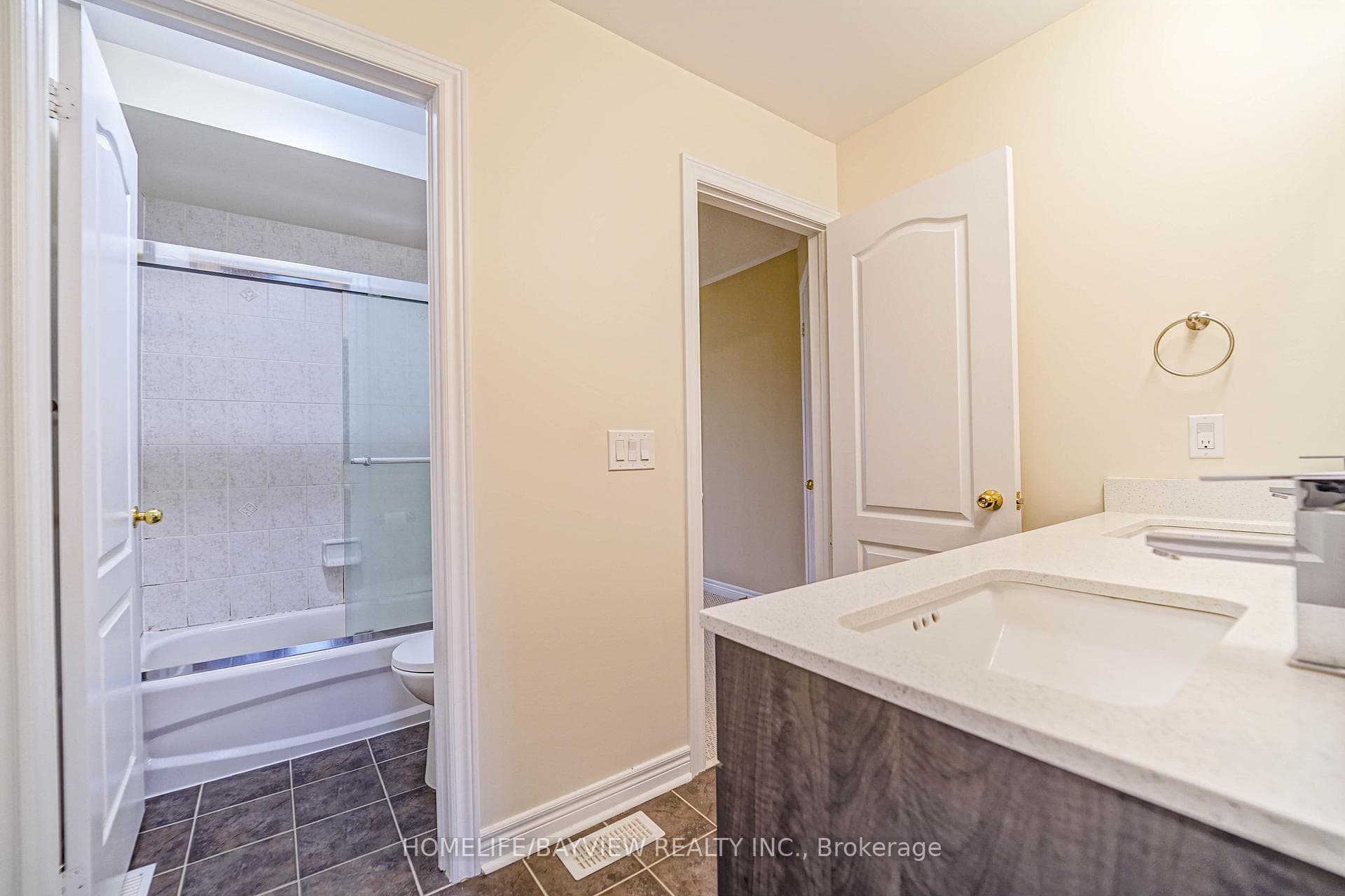 88 Regatta Avenue photo 27