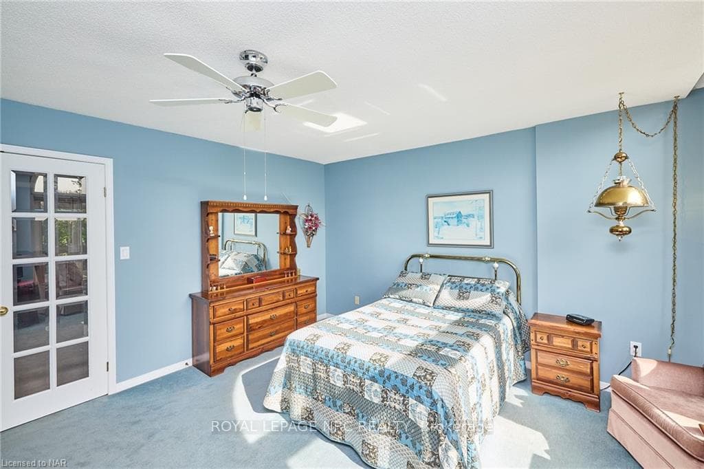 102 Woodside Square photo 29