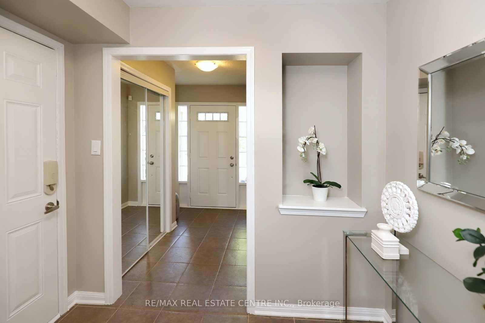 886 Willingdon Crescent photo 4