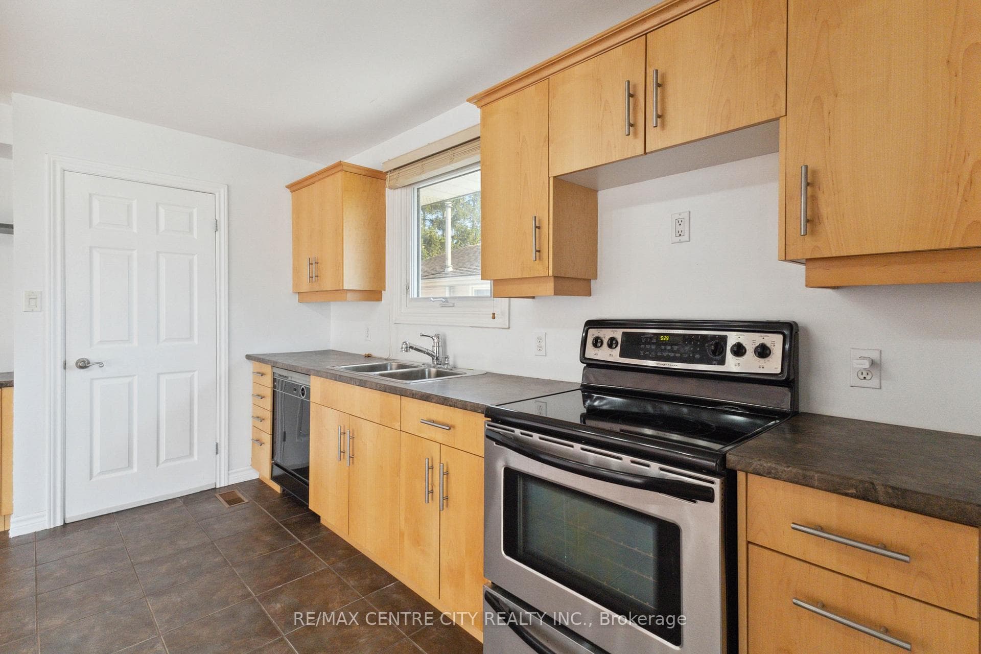 50 Stroud Crescent photo 16