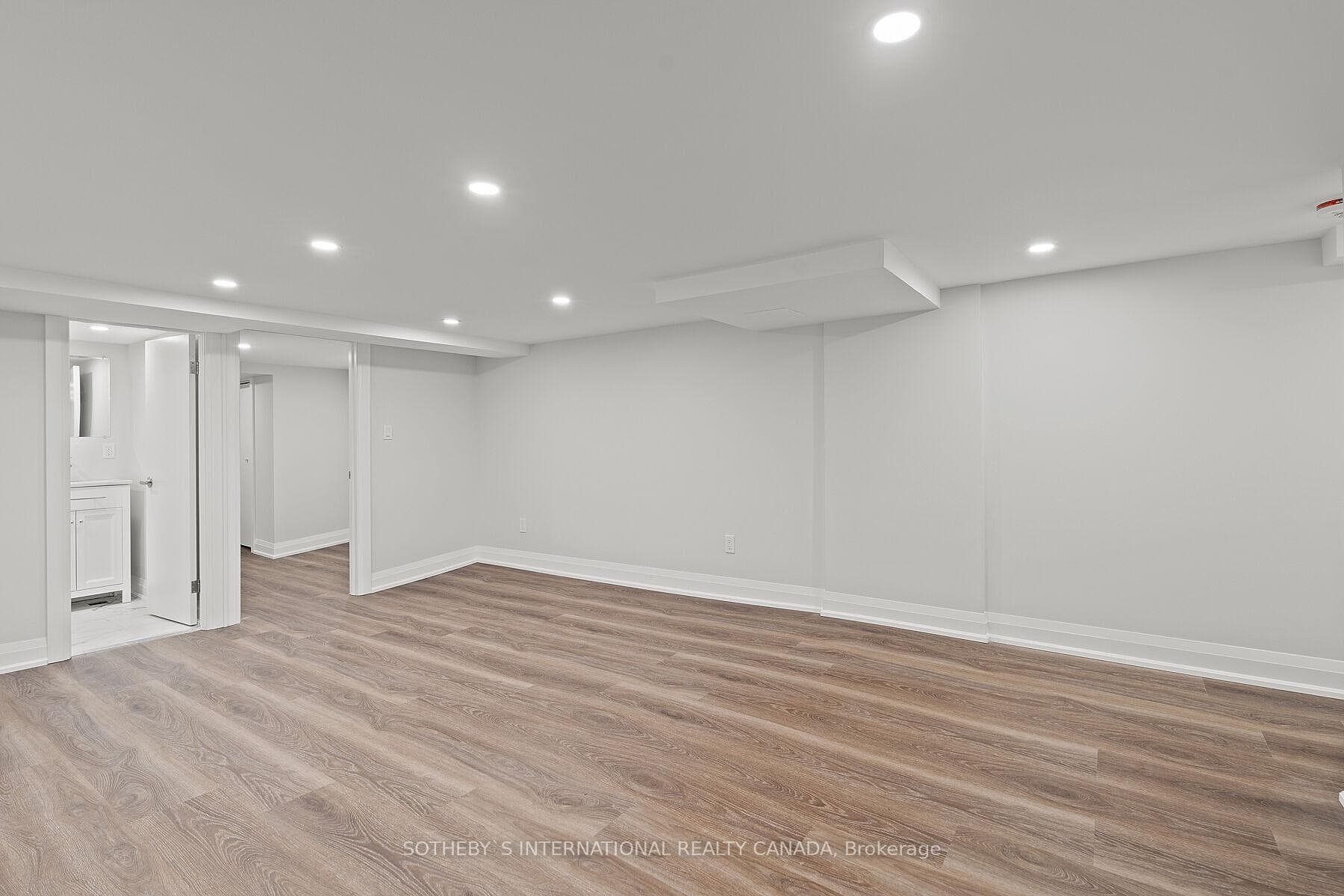 30 Strathgowan Avenue Unit Lower photo 9