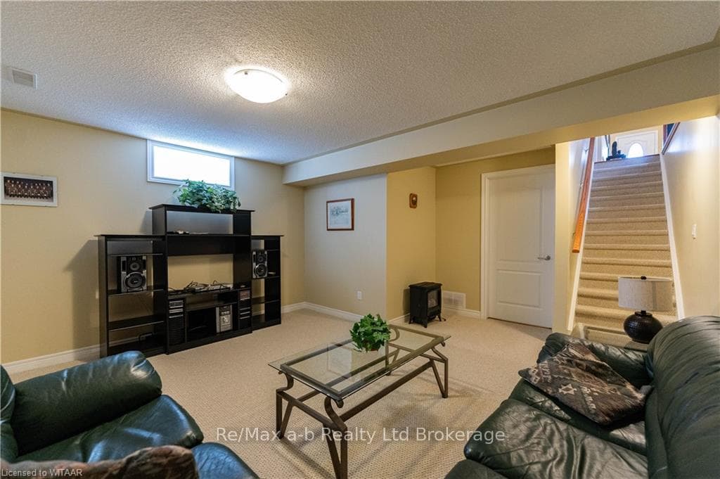 26 JONES Crescent photo 22