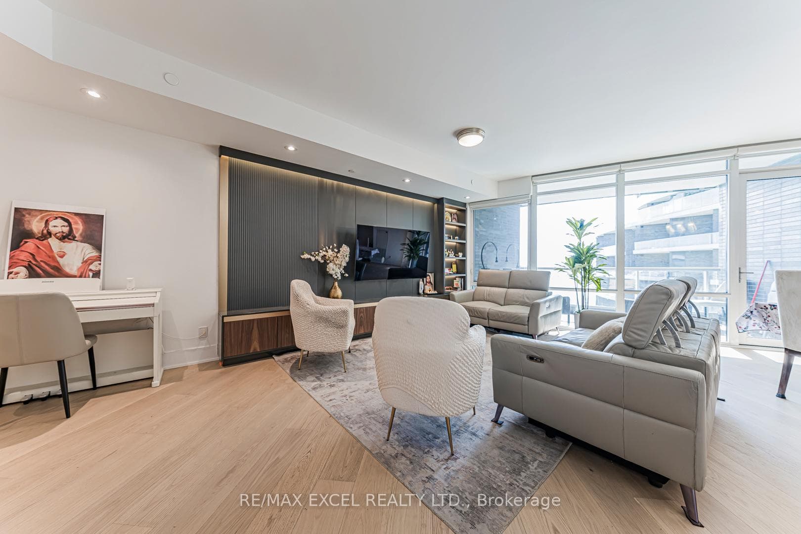 1 Edgewater Drive Unit 510 photo 8
