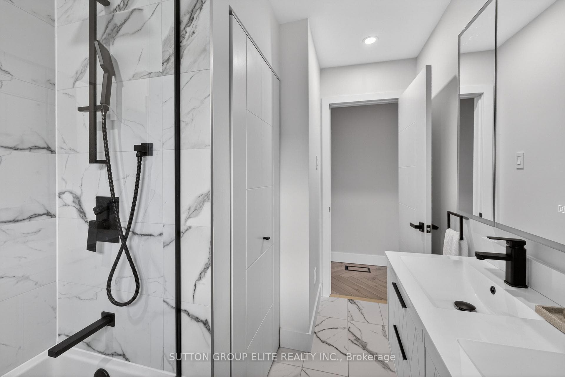 5 Piece Bath w. double vanity