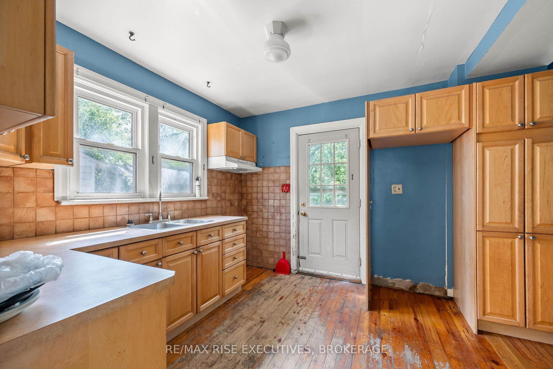 690 Johnson Street photo 14