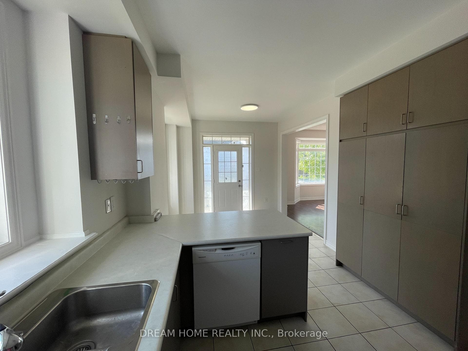 2 Larry Grove Way photo 6