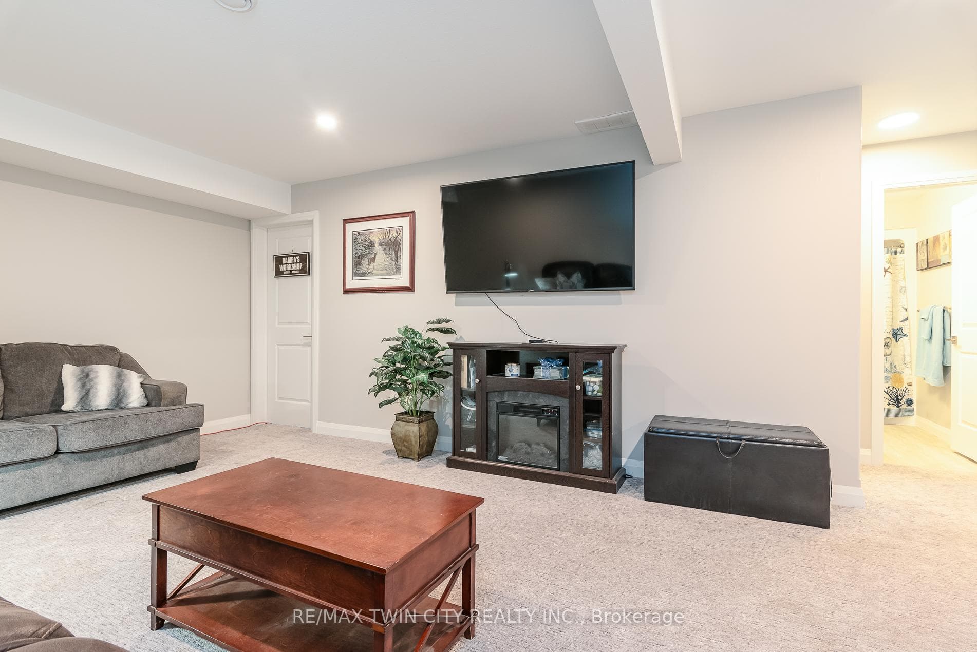 82 Rowe Avenue photo 30