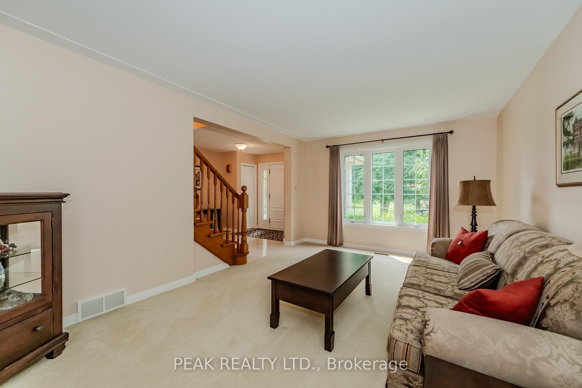 600 Stonebury Crescent photo 5