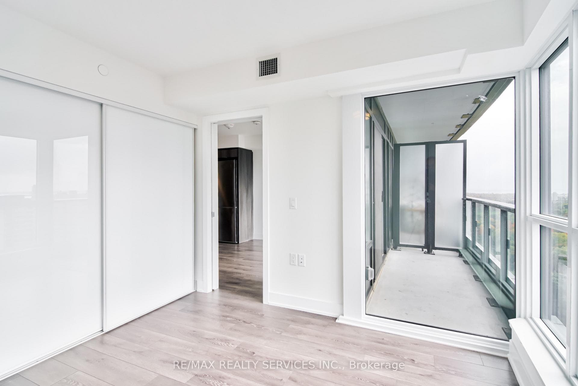585 Bloor Street Unit 2321 photo 19