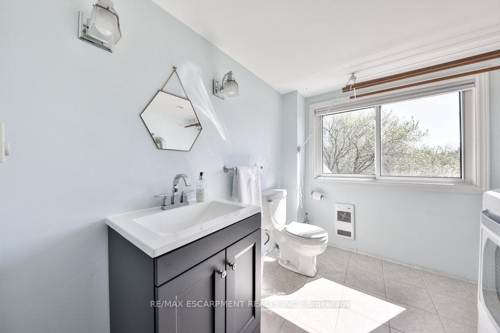 1567 Steveles Crescent photo 24