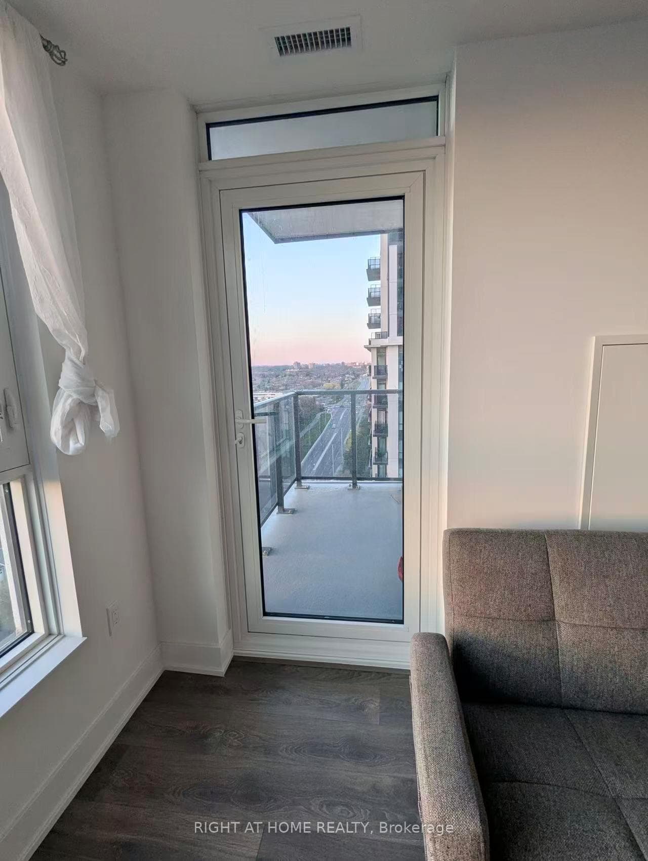 202 Burnhamthorpe Road Unit 1607 photo 10