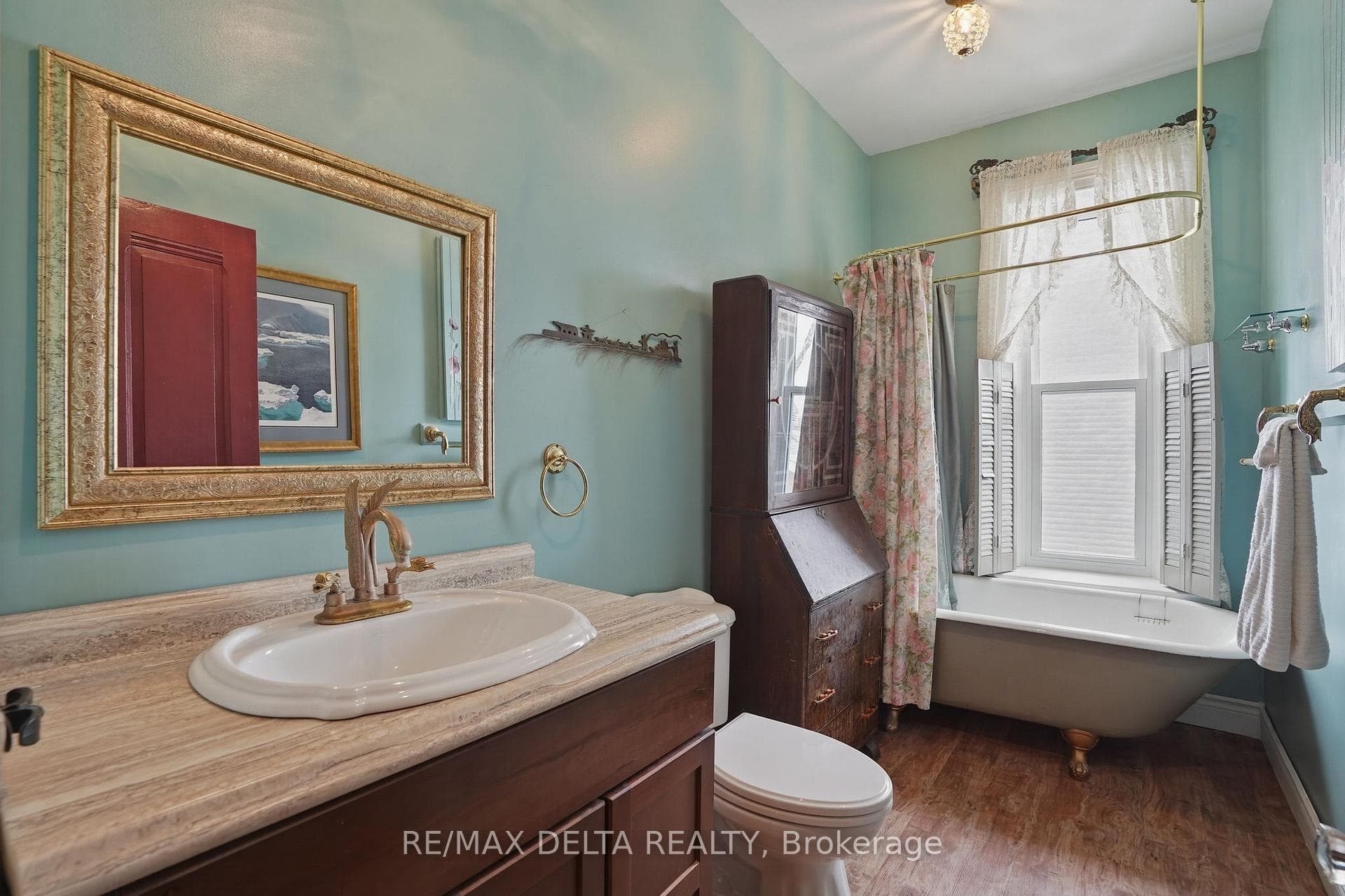Full bath upstairs.