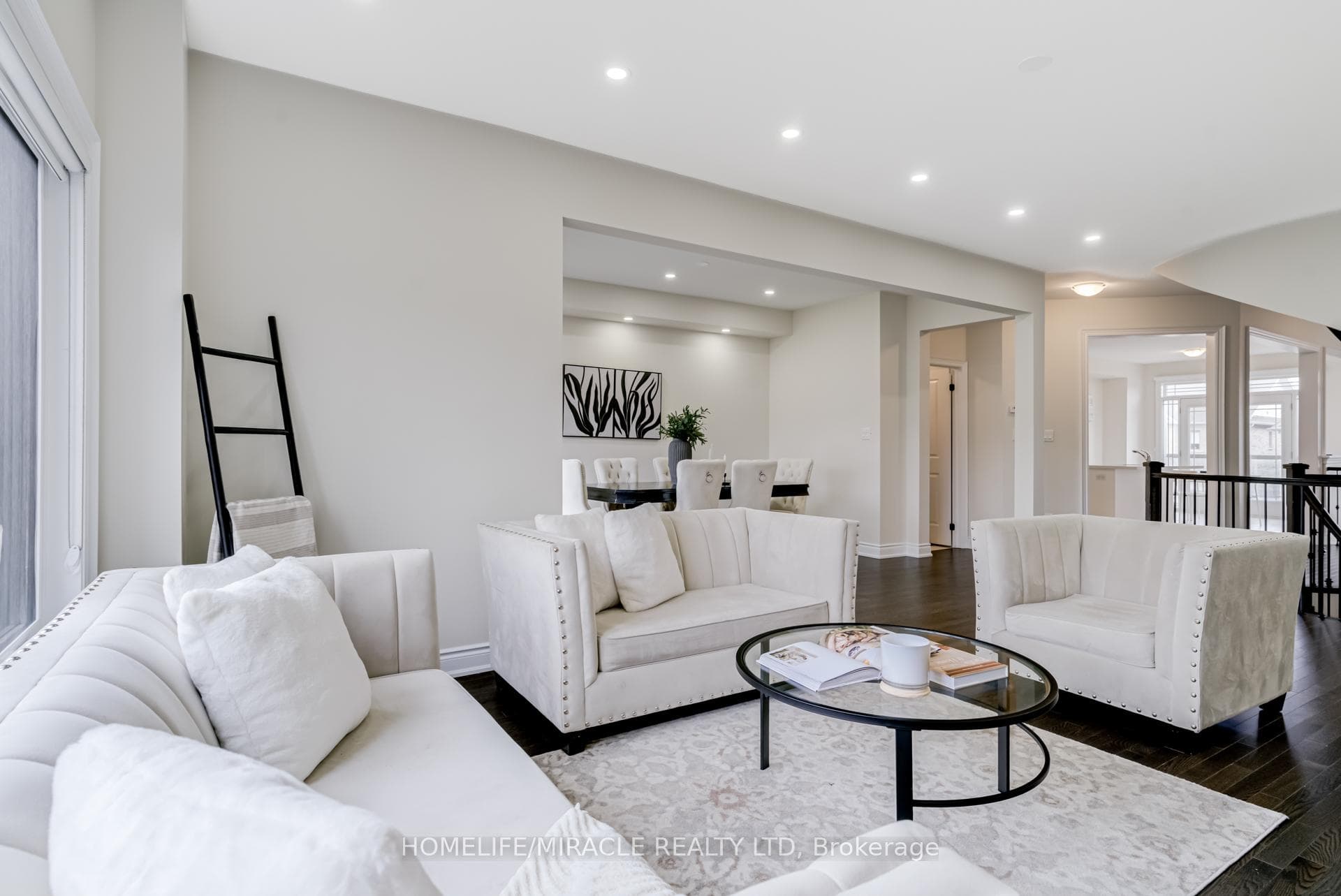 54 Janes Crescent photo 9