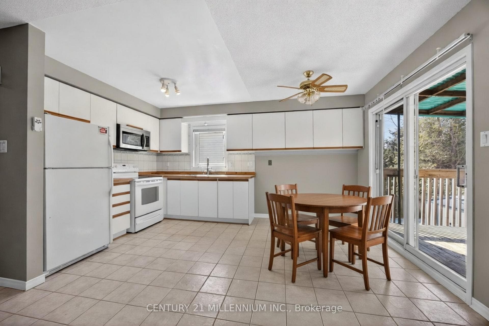 Dining area (virtually staged)