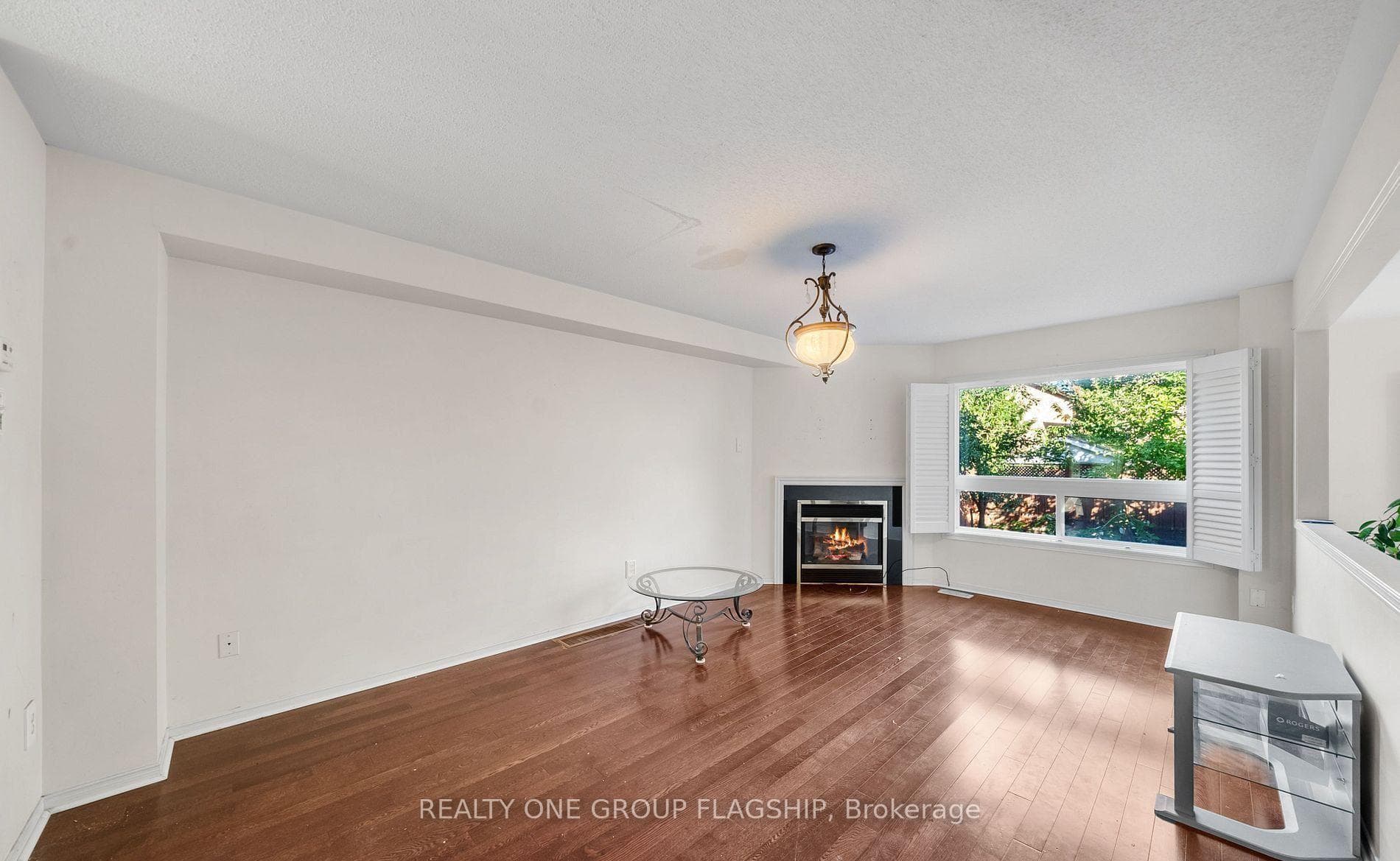 909 Oaktree Crescent photo 6