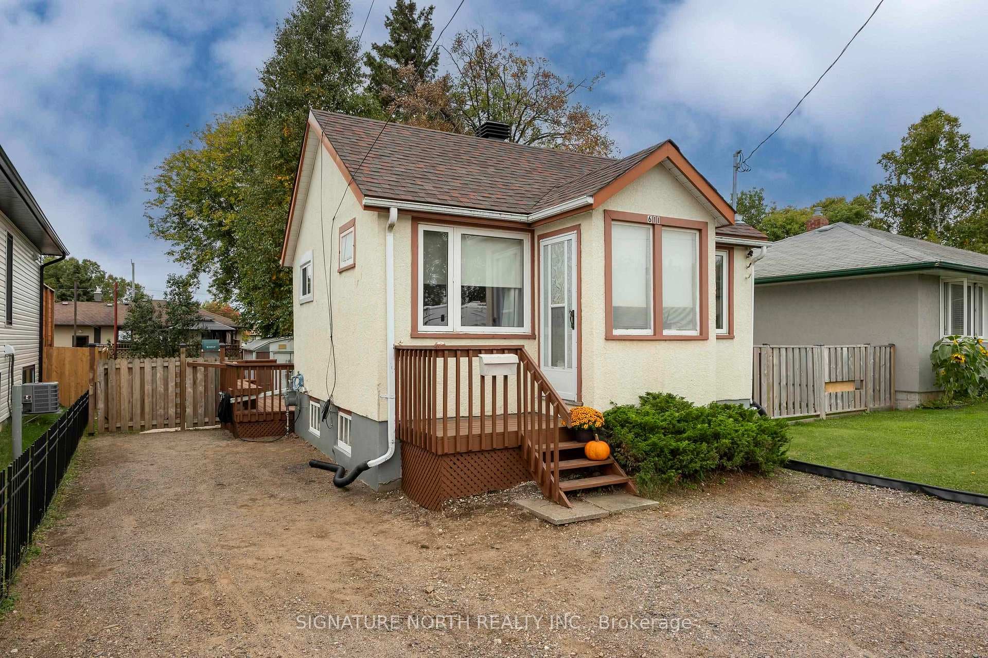 611 Montgomery Street photo 2